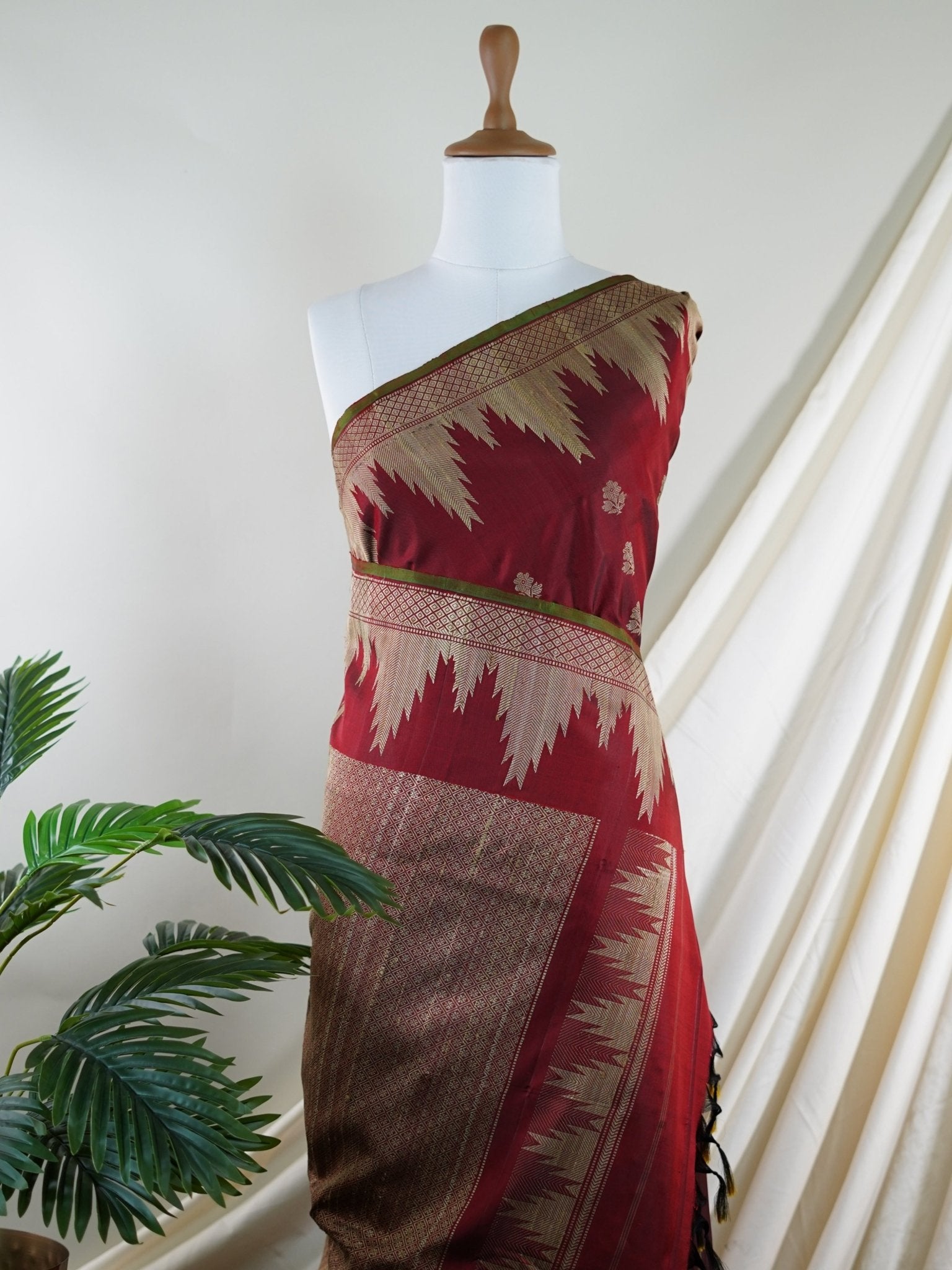 Gadwal Silk Deep Maroon 100% Pure Silk - Manoranjitham Weaves - Handloom Store