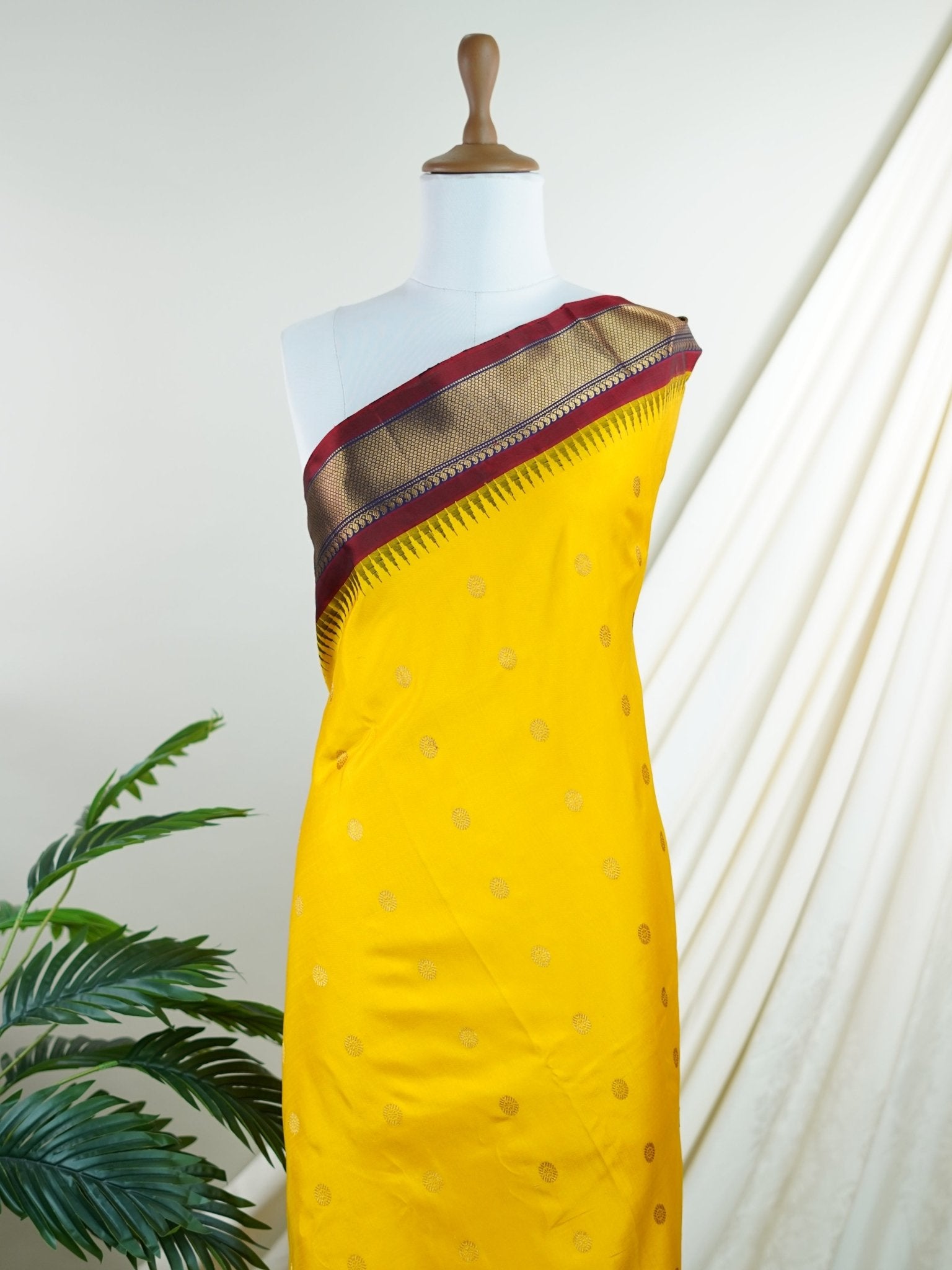 Gadwal Silk Yellow 100% Pure Silk - Manoranjitham Weaves - Handloom Store