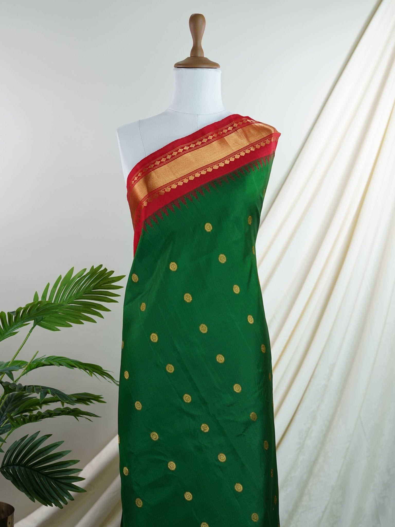 Gadwal Silk Green 100% Pure Silk - Manoranjitham Weaves - Handloom Store