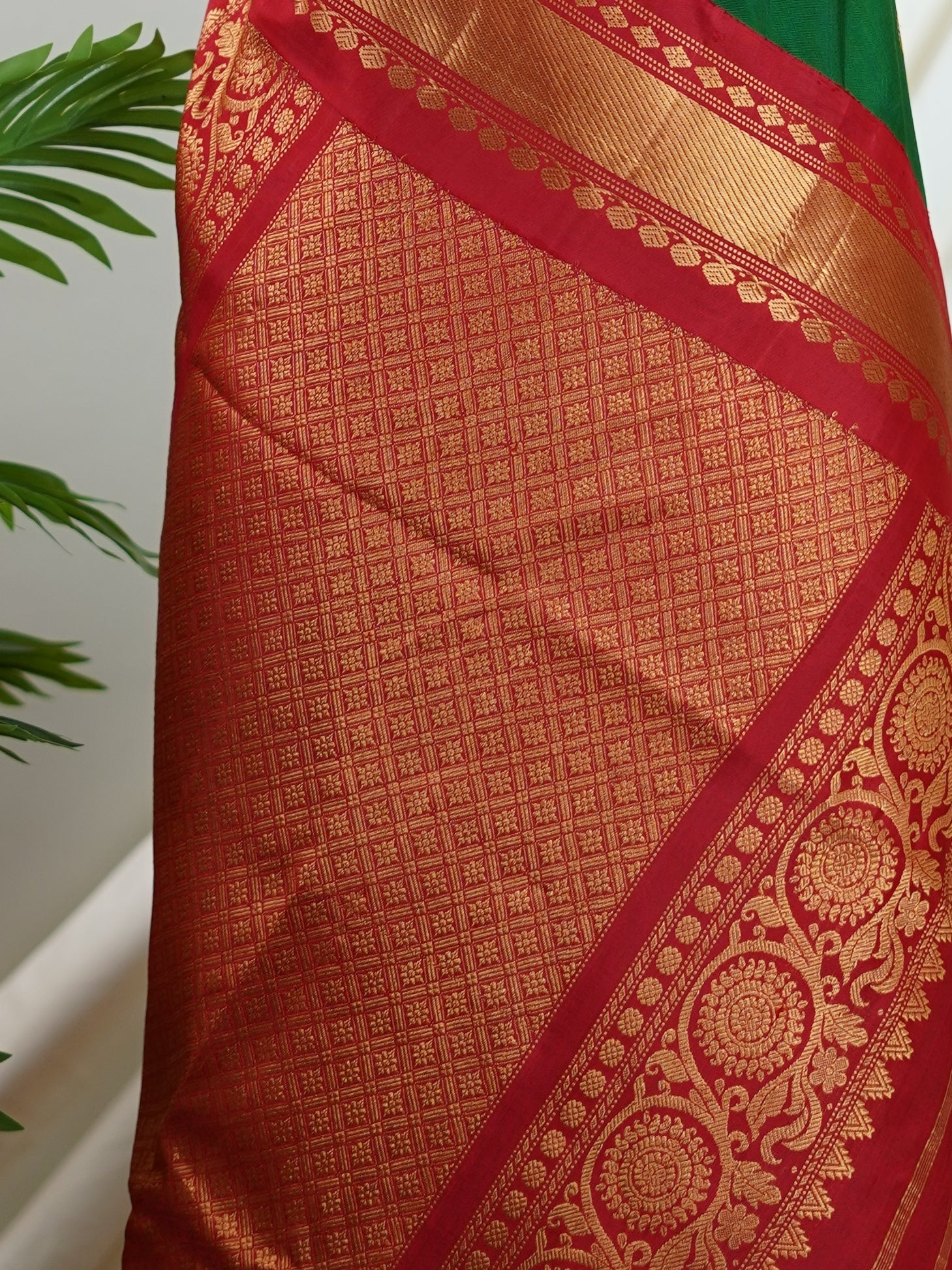 Gadwal Silk Green 100% Pure Silk - Manoranjitham Weaves - Handloom Store