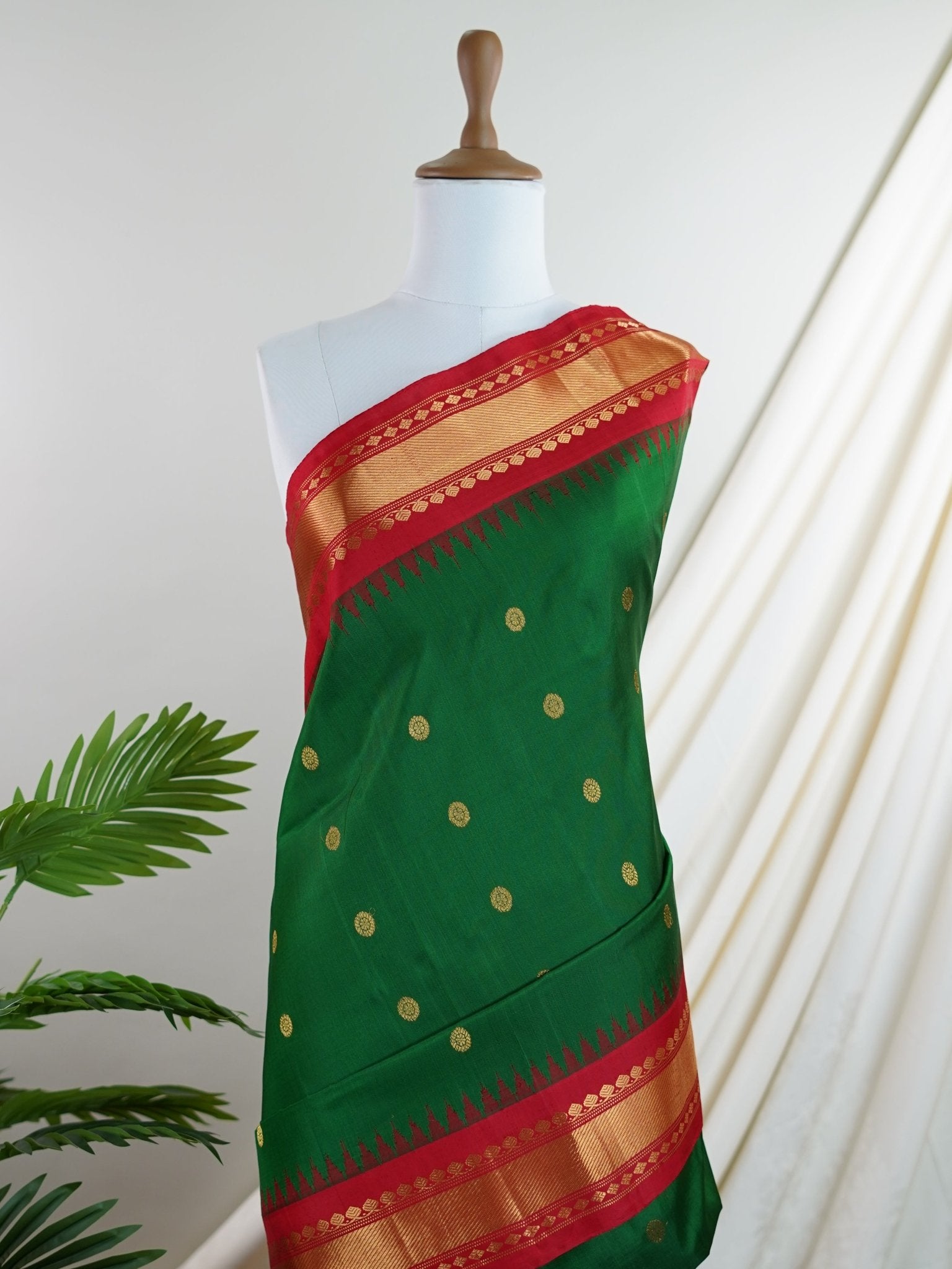 Gadwal Silk Green 100% Pure Silk - Manoranjitham Weaves - Handloom Store