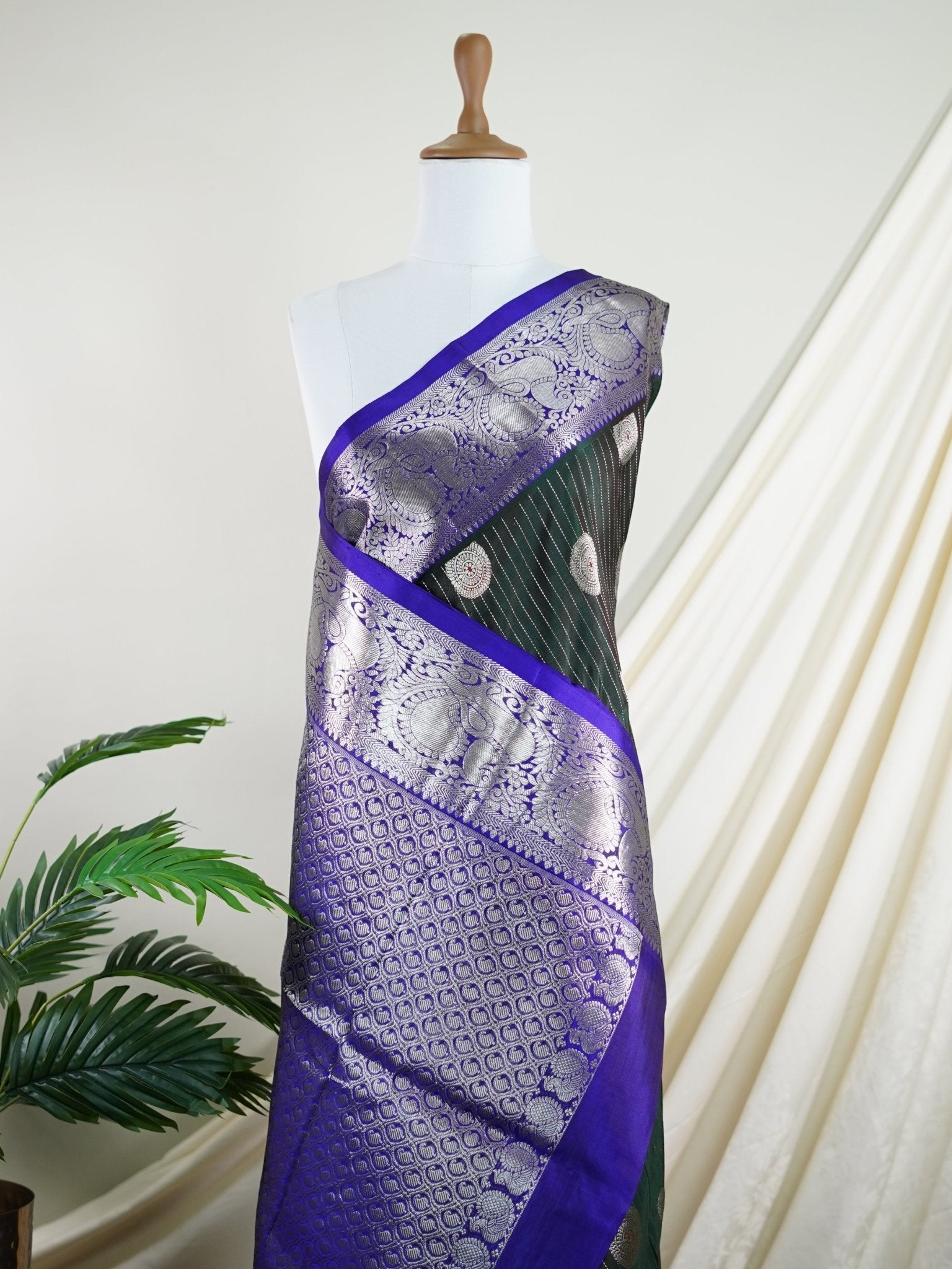 Venkatagiri Silk Bottle green 100% Pure Silk - Manoranjitham Weaves - Handloom Store