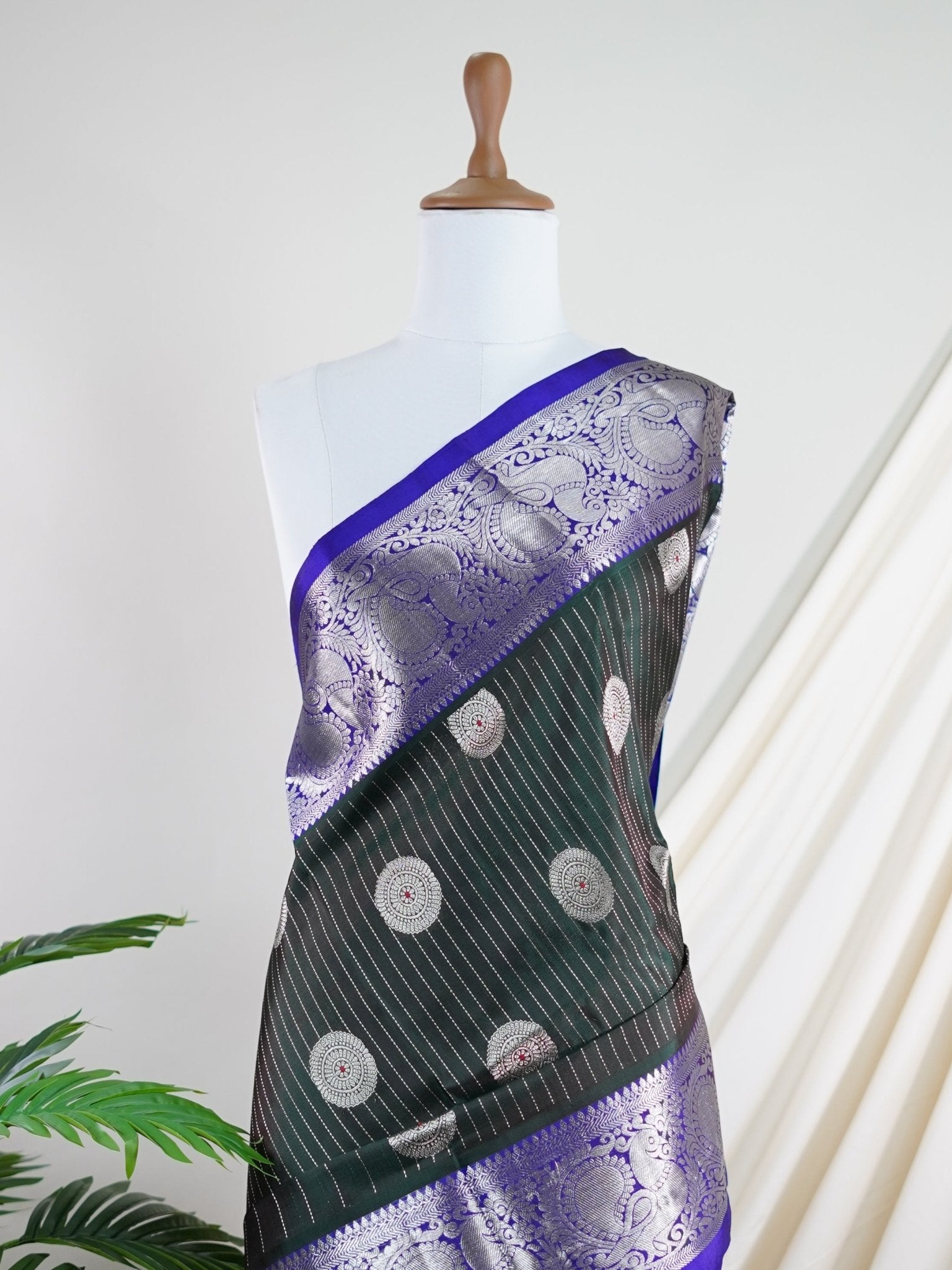Venkatagiri Silk Bottle green 100% Pure Silk - Manoranjitham Weaves - Handloom Store
