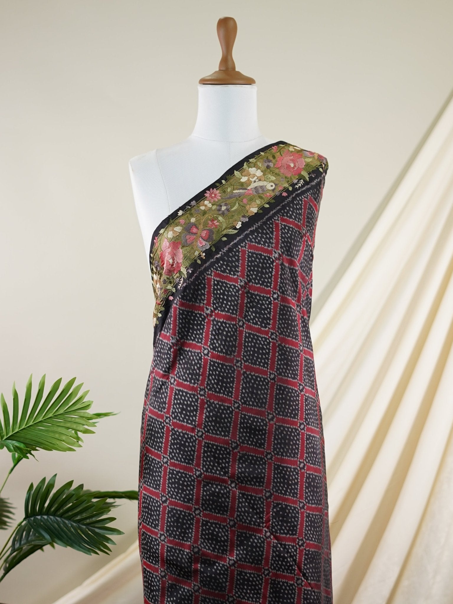 Pochampally Black 100% Pure Silk - Manoranjitham Weaves - Handloom Store