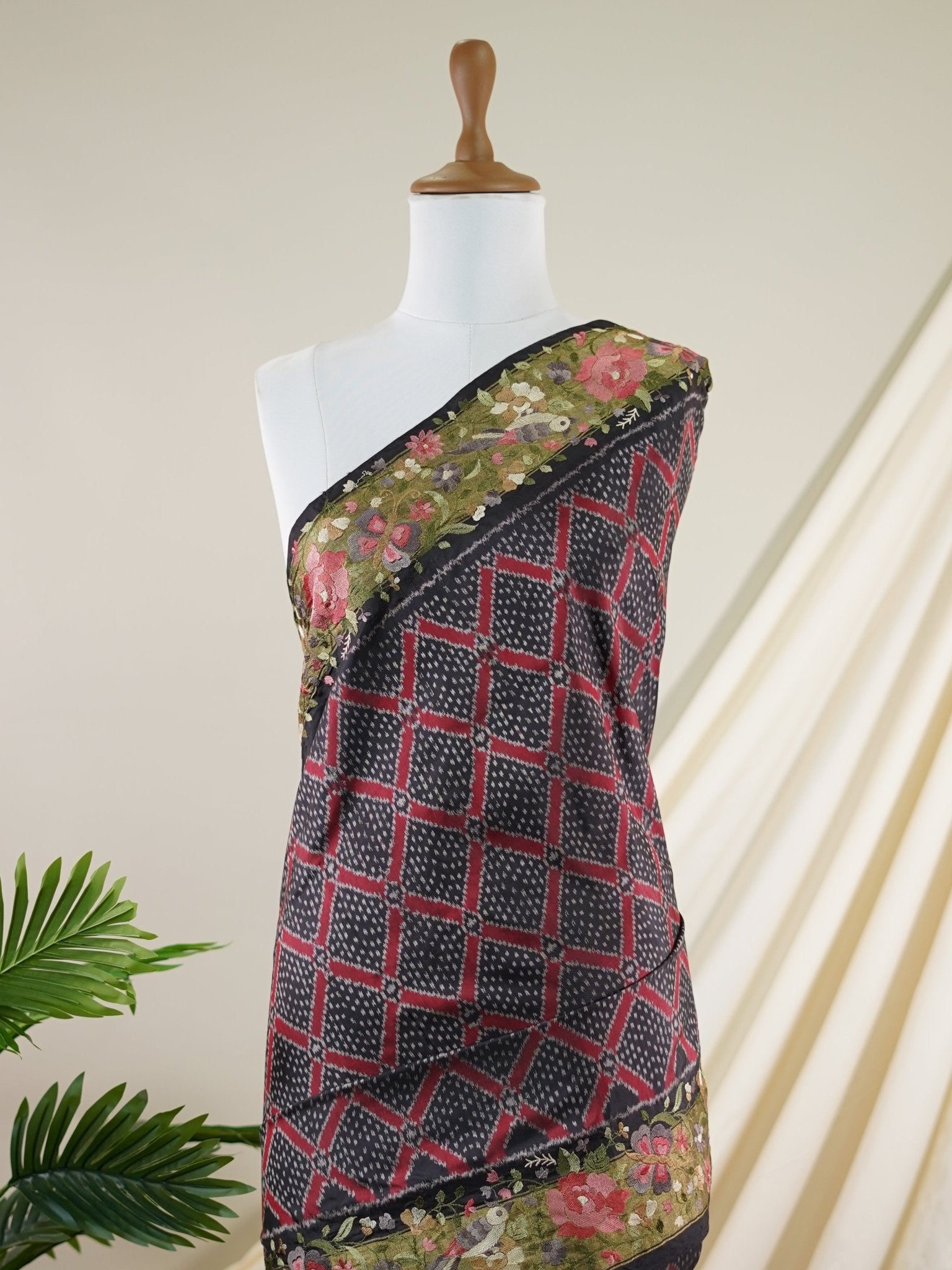 Pochampally Black 100% Pure Silk - Manoranjitham Weaves - Handloom Store