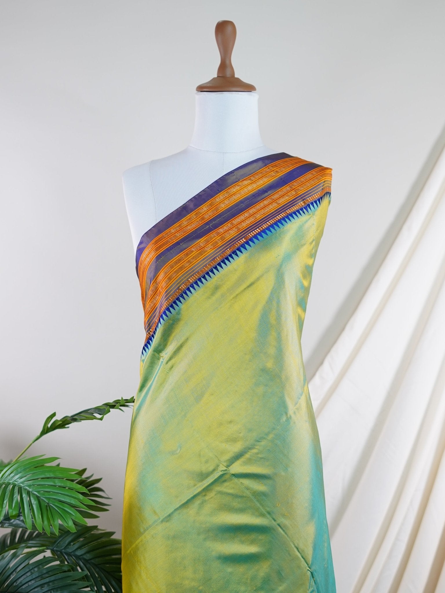 Narayanpet Green 100% Pure Silk - Manoranjitham Weaves - Handloom Store