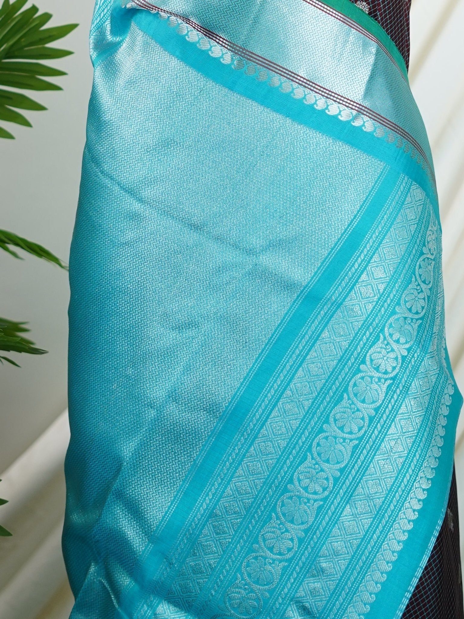 Gadwal Silk Maroon 100% Pure Silk - Manoranjitham Weaves - Handloom Store