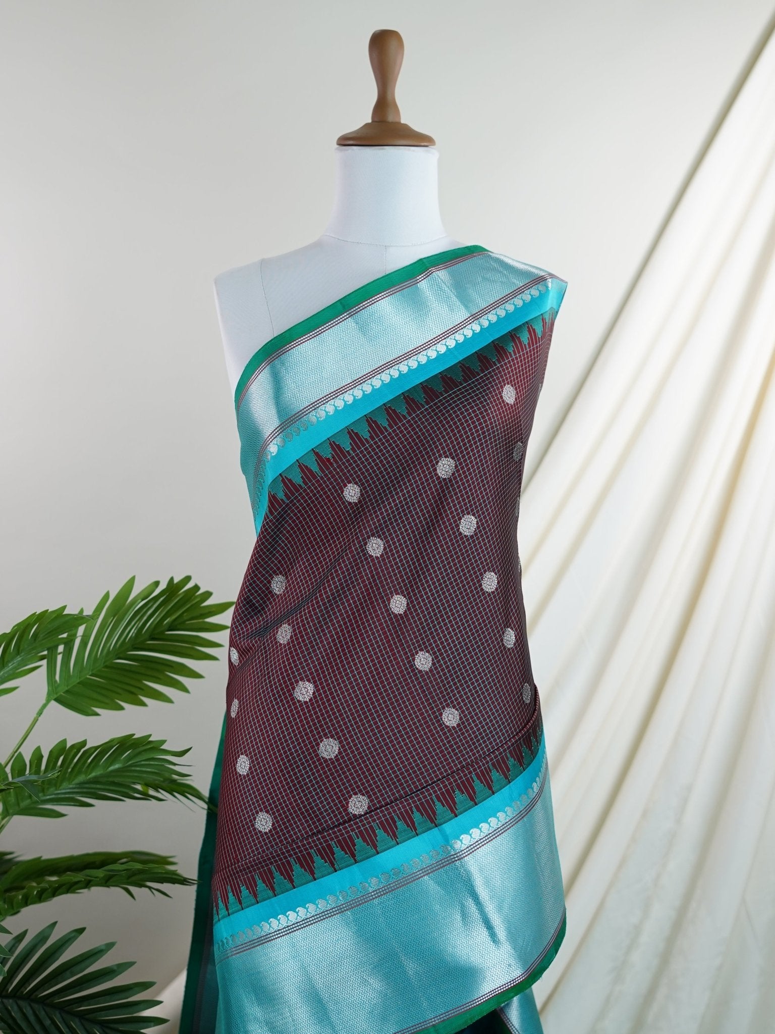 Gadwal Silk Maroon 100% Pure Silk - Manoranjitham Weaves - Handloom Store