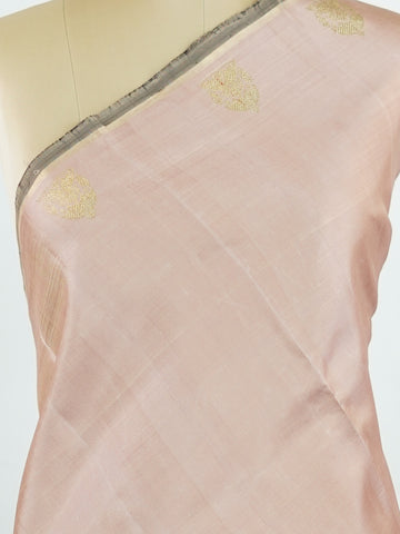 Kanchipuram Silk Crafted in 100% pure silk, this plain Kanchipuram saree with pure zari and a borderless silhouette radiates understated bridal elegance. #Manoranjitham #KanjivaramSilk #PureZari #HandloomHeritage #TimelessWeaves Pamasundari - Manoranjitham Weaves - Handloom Store