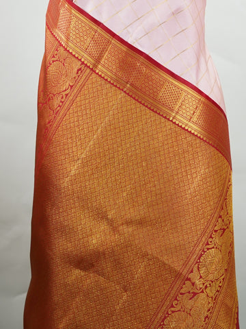 Kanchipuram Silk This red and gold Kanchipuram saree features bold buttis, rich 2G zari, and a majestic large border that wraps the wearer in splendour. #Manoranjitham #ButtiSaree #RedGoldSilk #2GZariWeaves #BridalSaree Vishnumaya - Manoranjitham Weaves - Handloom Store