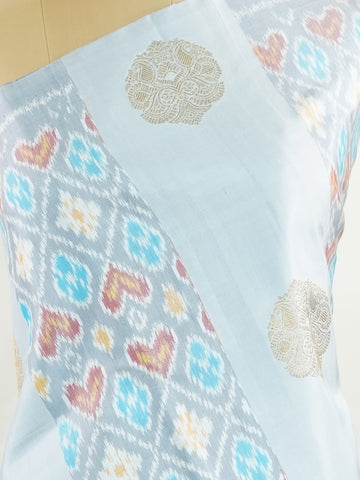 Kanchipuram Silk Understated elegance shines in this pure silk Kanjivaram where grey meets grey in a sophisticated monochrome palette. The Ikkat-inspired patterns add artistic depth, while rich zari elevates its grandeur. A saree for those who prefer quiet luxury over loud opulence.
#GreySaree #PureSilkHandloom #KanchiIkkat #LuxuryWeaves #Manoranjitham Chandrajyoti - Manoranjitham Weaves - Handloom Store