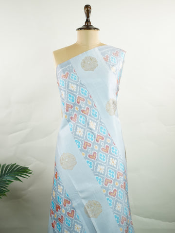 Kanchipuram Silk Understated elegance shines in this pure silk Kanjivaram where grey meets grey in a sophisticated monochrome palette. The Ikkat-inspired patterns add artistic depth, while rich zari elevates its grandeur. A saree for those who prefer quiet luxury over loud opulence.
#GreySaree #PureSilkHandloom #KanchiIkkat #LuxuryWeaves #Manoranjitham Chandrajyoti - Manoranjitham Weaves - Handloom Store