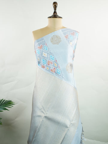 Kanchipuram Silk Understated elegance shines in this pure silk Kanjivaram where grey meets grey in a sophisticated monochrome palette. The Ikkat-inspired patterns add artistic depth, while rich zari elevates its grandeur. A saree for those who prefer quiet luxury over loud opulence.
#GreySaree #PureSilkHandloom #KanchiIkkat #LuxuryWeaves #Manoranjitham Chandrajyoti - Manoranjitham Weaves - Handloom Store
