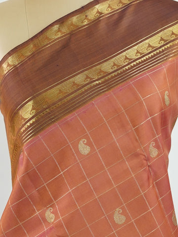 Kanchipuram Silk Peach and brown blend beautifully in this kattam-check Kanjivaram. Zari glints across each square, framing the body in heritage charm. Perfect for day-to-evening transitions. A saree that celebrates classic handloom artistry. #PeachBrownSaree #KattamChecks #PureZari #TimelessWeaves Vachaspati - Manoranjitham Weaves - Handloom Store