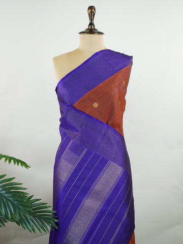 Kanchipuram Silk Rich brown silk meets regal purple in this Oosikattam masterpiece. The zari buttas sparkle subtly, adding festive warmth. Ideal for heritage celebrations and grand gatherings. A drape woven to command admiration. #BrownPurpleSilk #OosikattamDesign #PureZari #LuxuryTradition Suryakantham - Manoranjitham Weaves - Handloom Store