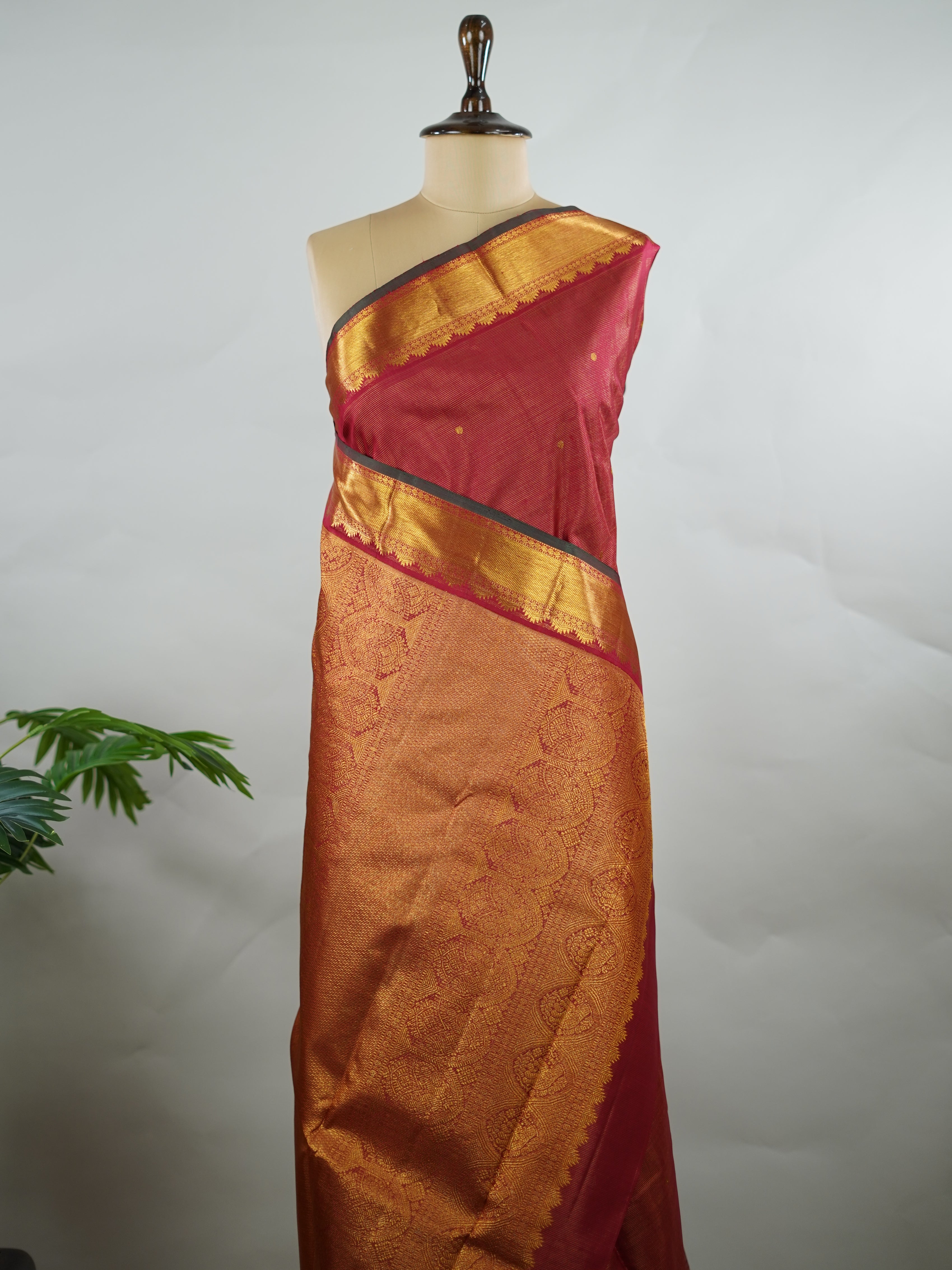 Kanchipuram Silk Pure silk in deep maroon Vairavoosi weave with delicate buttas on the body.
Paired with a rich pallu and a matching Vairavoosi blouse.
Accented with a traditional kaddi border for timeless elegance. Shobha - Manoranjitham Weaves - Handloom Store