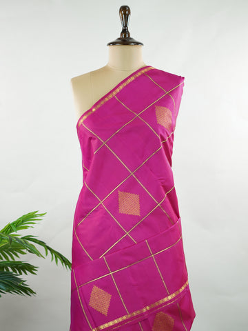 Kanchipuram Silk A beautiful celebration of tradition, this pink and green Kanjivaram saree is woven in rich 100% pure silk for a regal drape. The body features intricate Kolam buttis paired with classic checks, creating a harmonious blend of heritage artistry and structured design. Vibrant yet timeless, it’s a perfect choice for weddings, festive gatherings, and special occasions. Shambhavi - Green Pure Kanjivaram Silk Saree - Manoranjitham Weaves - Handloom Store
