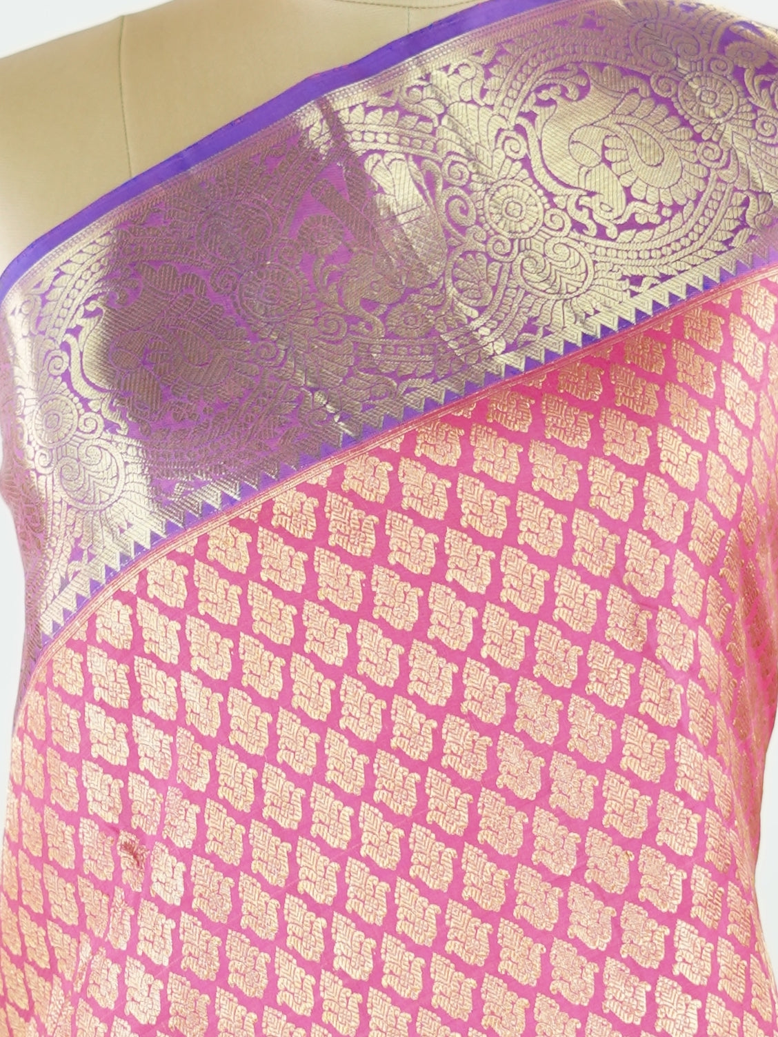 Kanchipuram Silk A masterpiece from Kanchipuram, this Kanjivaram saree in Hot Pink is a tribute to India's rich handloom legacy. The Pure Zari weaving and Buttis motifs make it a perfect choice for brides and celebrations. Every thread speaks of elegance, tradition, and the skilled hands that bring this saree to life. Bhairavi - Manoranjitham Weaves - Handloom Store