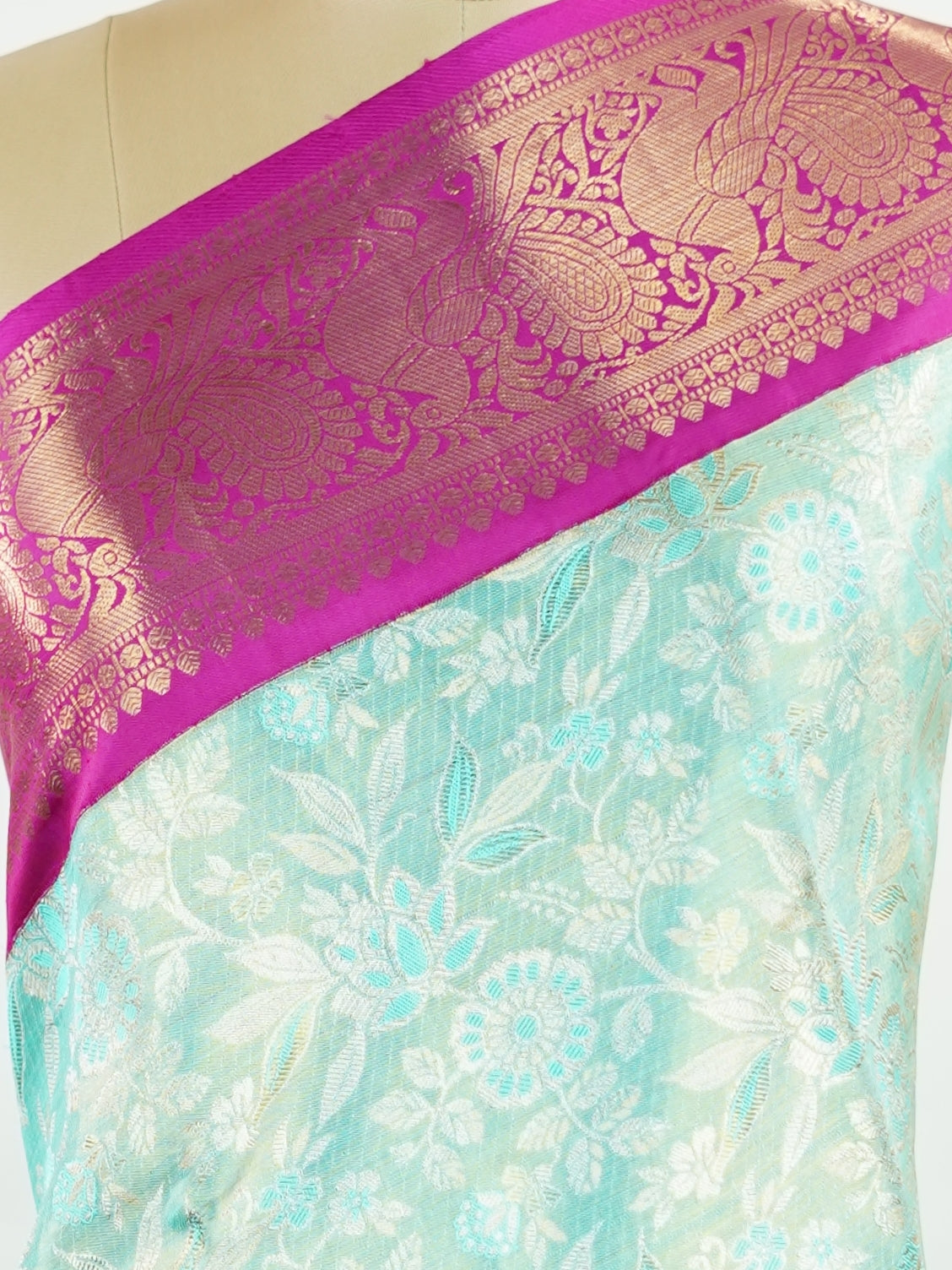 Kanchipuram Silk This 100% Pure Silk  silk saree, adorned in Lilac and detailed with Pure Zari weaving, reflects the grandeur of Maharashtra. The timeless Buttis motifs enhance its bridal charm. A perfect blend of luxury and tradition, it is designed for those who appreciate fine craftsmanship. Gorakh - Pure Kanjivaram Silk Saree | Pure Zari - Manoranjitham Weaves - Handloom Store