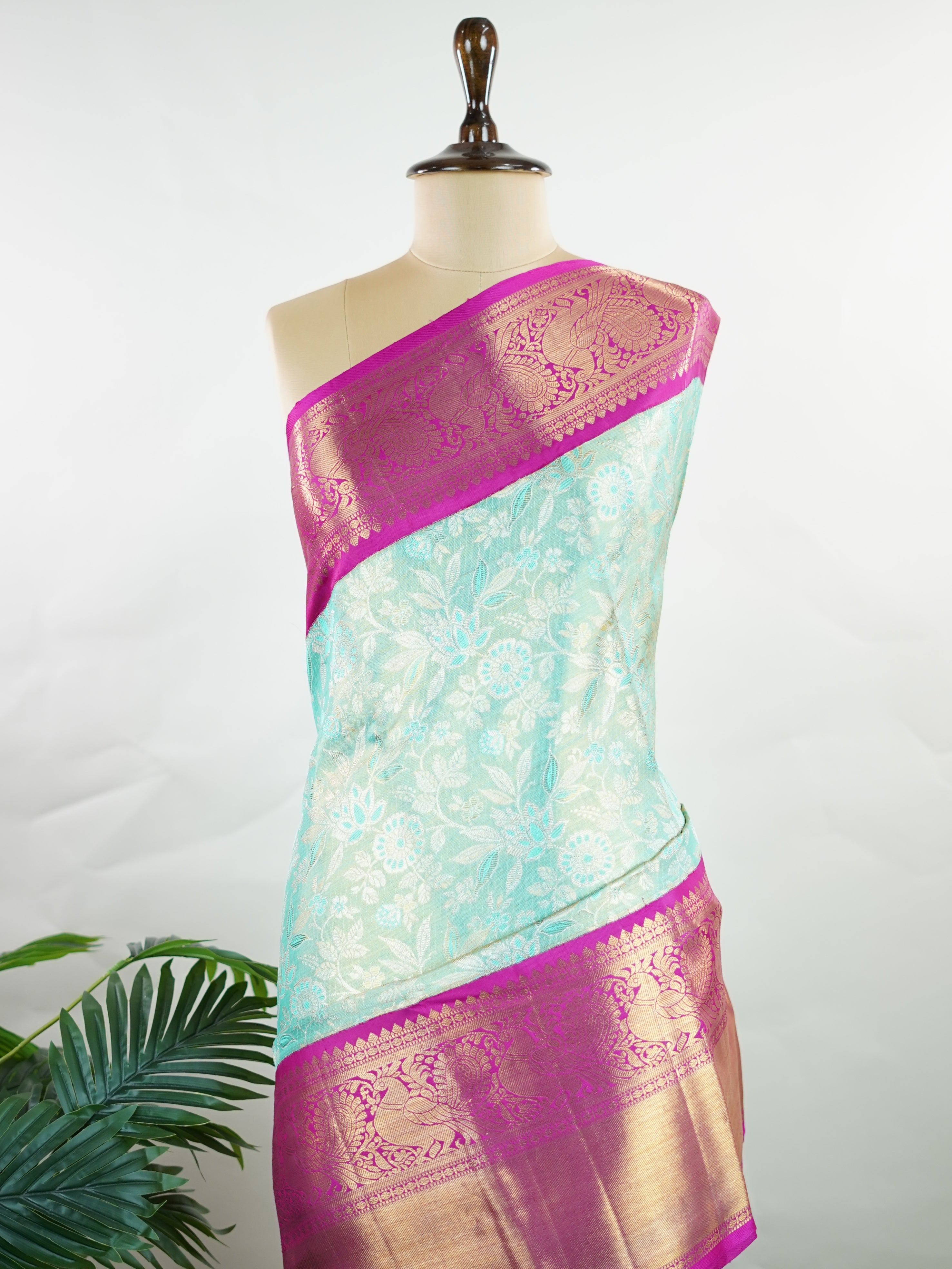 Kanchipuram Silk This 100% Pure Silk  silk saree, adorned in Lilac and detailed with Pure Zari weaving, reflects the grandeur of Maharashtra. The timeless Buttis motifs enhance its bridal charm. A perfect blend of luxury and tradition, it is designed for those who appreciate fine craftsmanship. Gorakh - Pure Kanjivaram Silk Saree | Pure Zari - Manoranjitham Weaves - Handloom Store