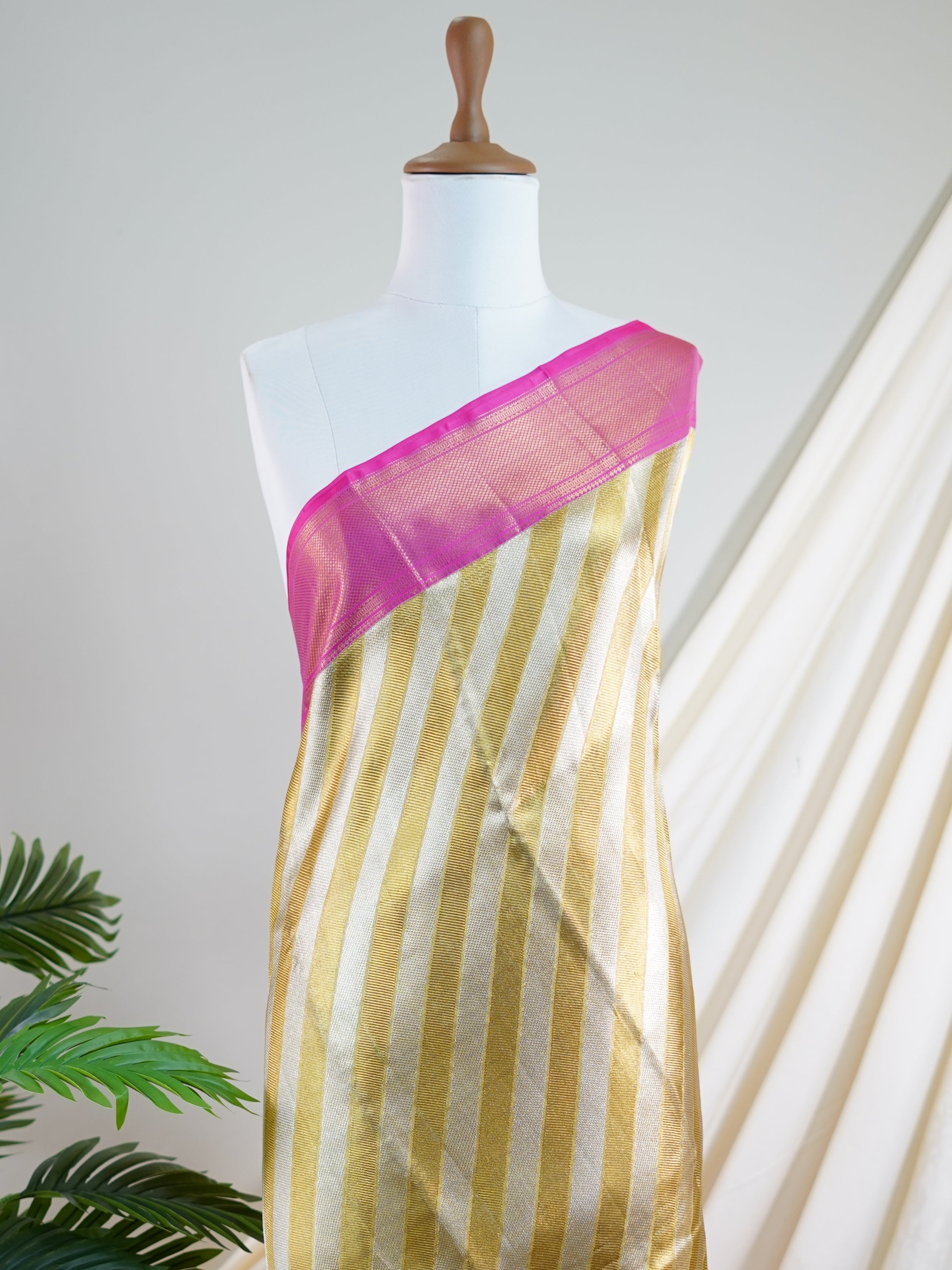 Kanchipuram Silk Gold And Silver tissu 100% Pure Silk  - Manoranjitham Weaves - Handloom Store