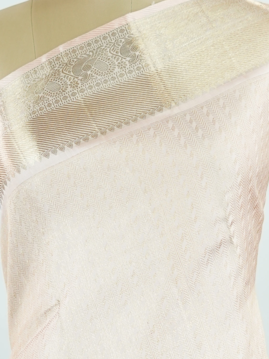 Kanchipuram Silk This 100% Pure Silk  silk saree, adorned in Peach and detailed with Pure Zari weaving, reflects the grandeur of Maharashtra. The timeless Buttis motifs enhance its bridal charm. A perfect blend of luxury and tradition, it is designed for those who appreciate fine craftsmanship. Rageshree - Peach Pure Kanjivaram Silk Saree | Pure Zari - Manoranjitham Weaves - Handloom Store