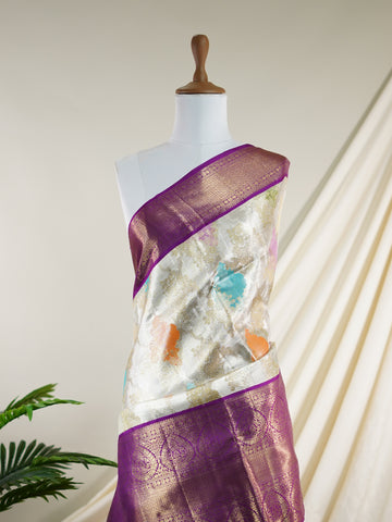 Kanchipuram Silk A timeless treasure for the bride, this pure handloom Kanjivaram saree radiates grandeur with every thread. Woven by master weavers, it carries the weight of tradition and the shimmer of celebration. With its bold zari work and majestic drape, it is crafted to make a bride feel divine on her most special day. An heirloom in the making, steeped in culture and grace. Kanada - Pure Kanjivaram Silk Saree - Manoranjitham Weaves - Handloom Store