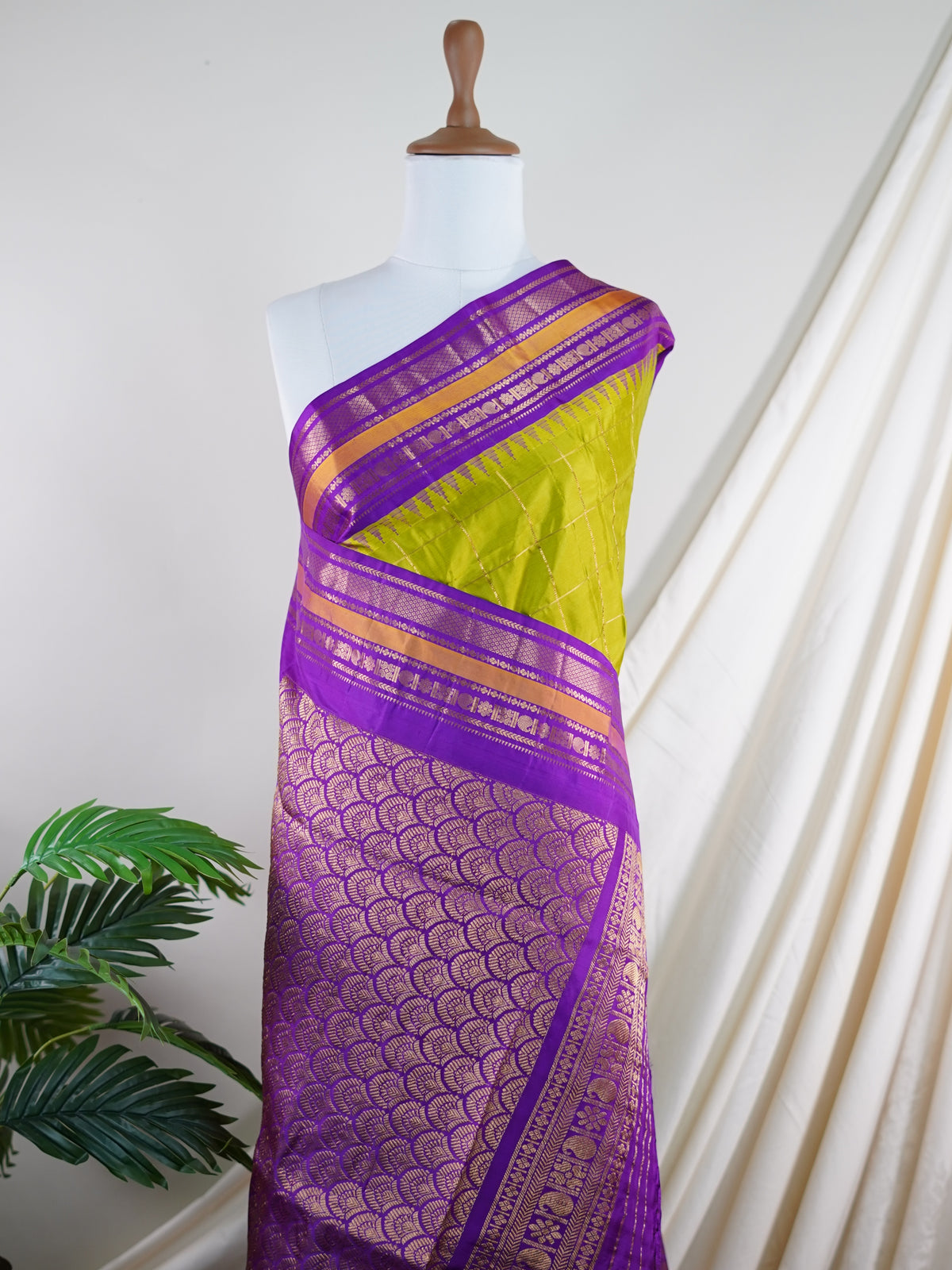 Gadwal Silk Green 100% Pure Silk  - Manoranjitham Weaves - Handloom Store
