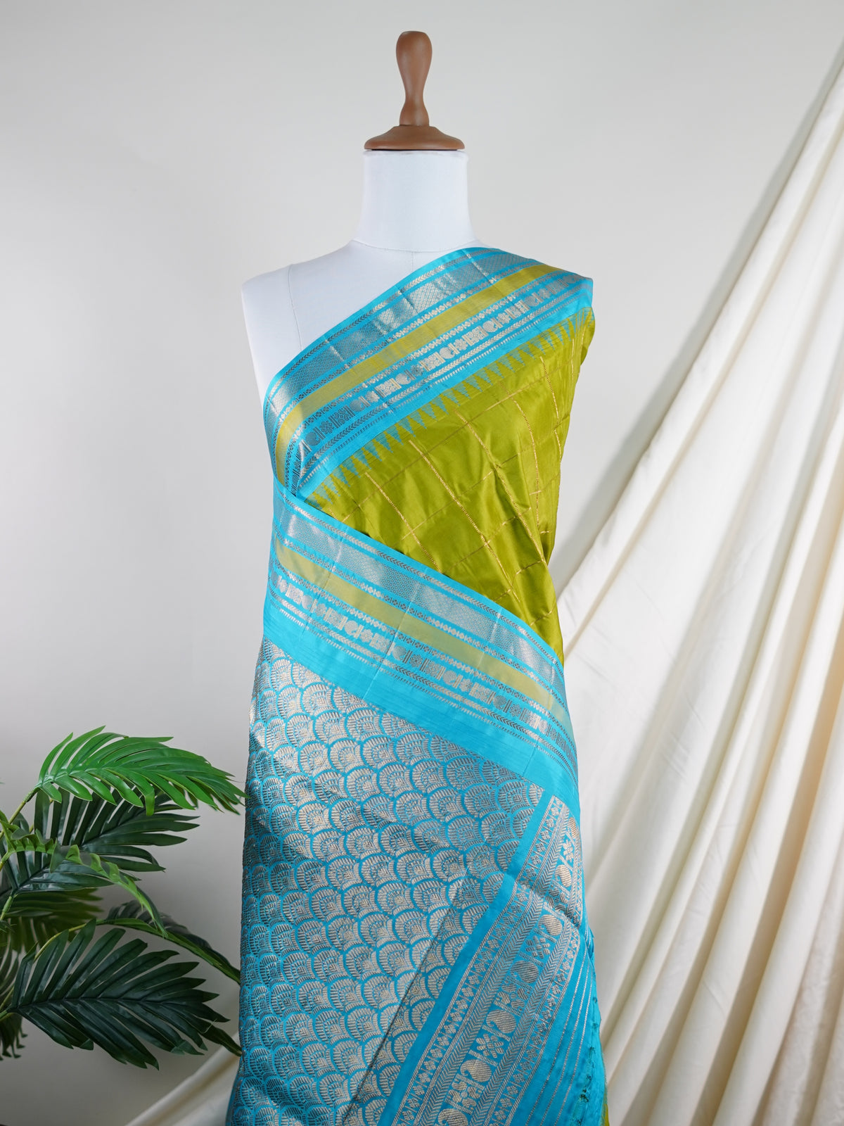 Gadwal Silk Green 100% Pure Silk  - Manoranjitham Weaves - Handloom Store