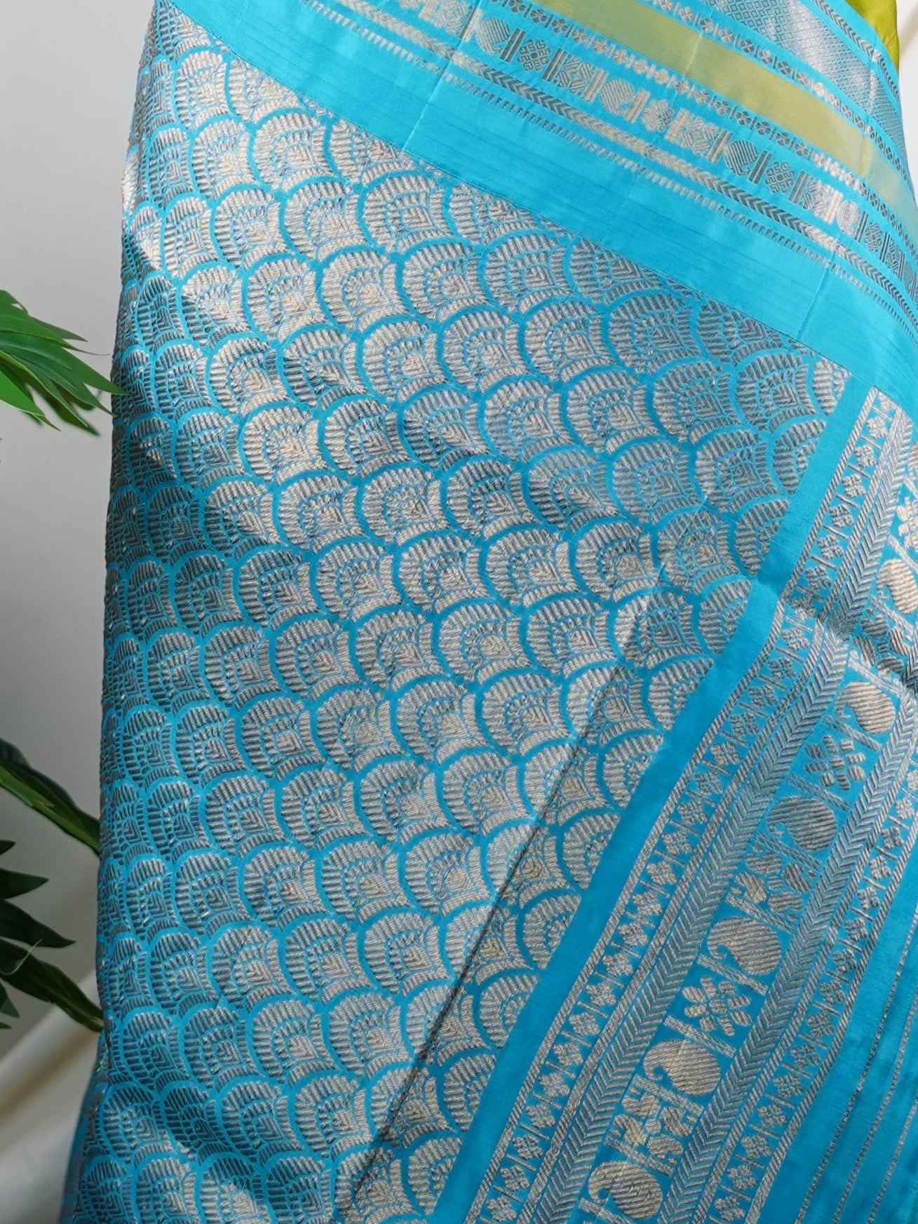 Gadwal Silk Green 100% Pure Silk  - Manoranjitham Weaves - Handloom Store