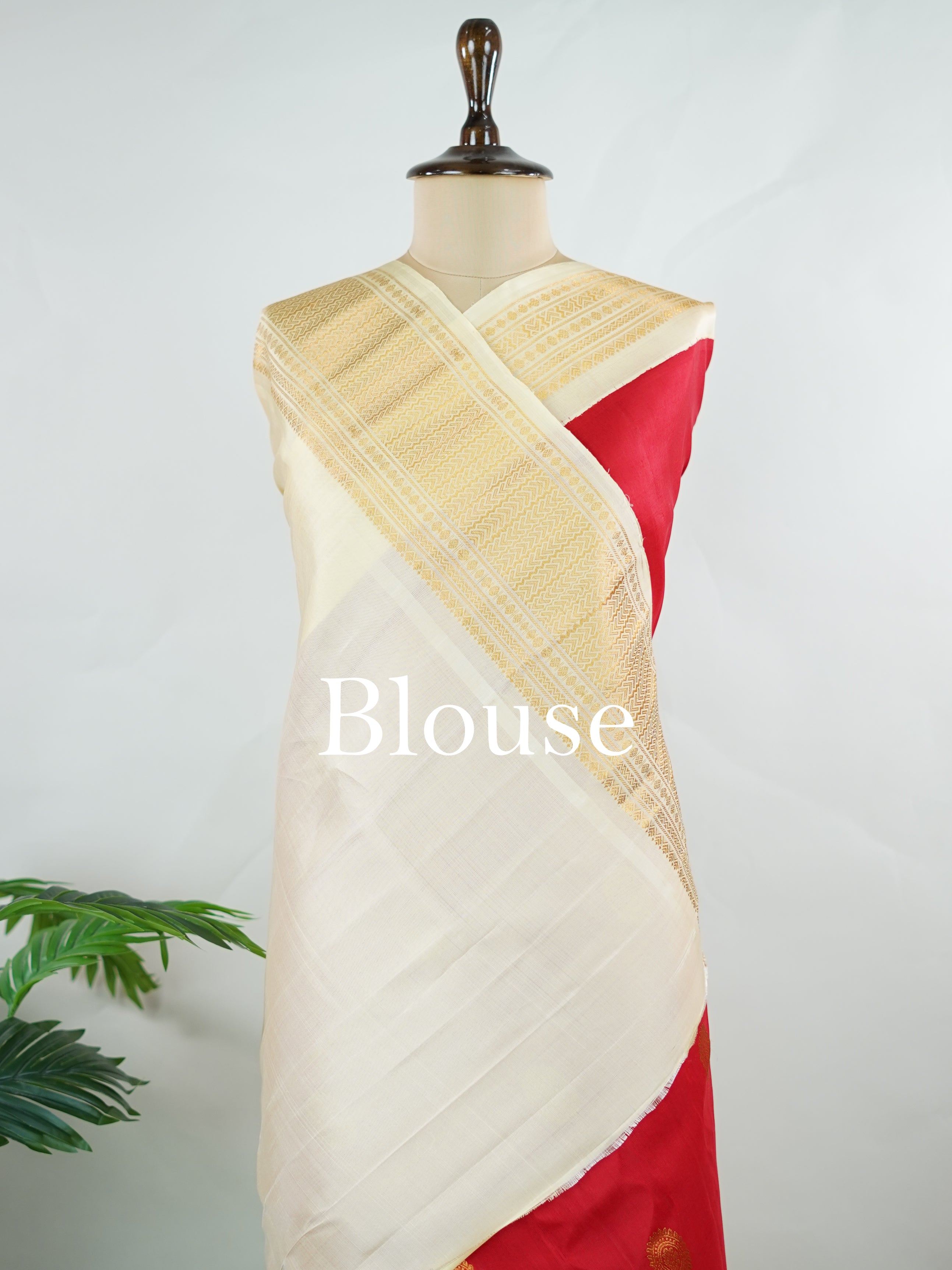 Gadwal Silk Handwoven in Telangana, Gadwal is a pure silk saree celebrated for its lightness, softness that deepens with every use, and its timeless elegance—making it one of the most comfortable and graceful vintage sarees ever woven Anandini - Gadwal saree - Manoranjitham Weaves - Handloom Store