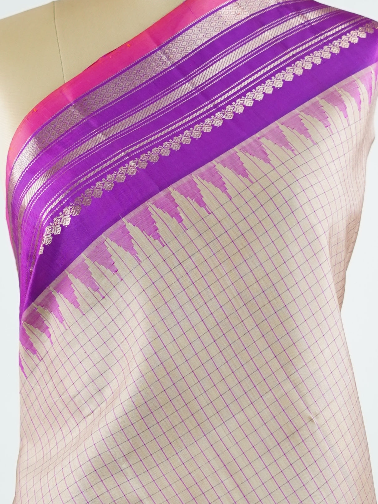 Gadwal Silk This elegant Gadwal saree features a beige body paired with a magenta pink border, crafted from 100% pure silk.br
The body is adorned with subtle stripes, adding a refined texture and charm.br
Finished with a delicate zari and thread border, it showcases the timeless handloom artistry of Gadwal weaving. Maheshwari - Beige Handloom Gadwal Silk Saree | Pure Silk | Zari Border - Manoranjitham Weaves - Handloom Store
