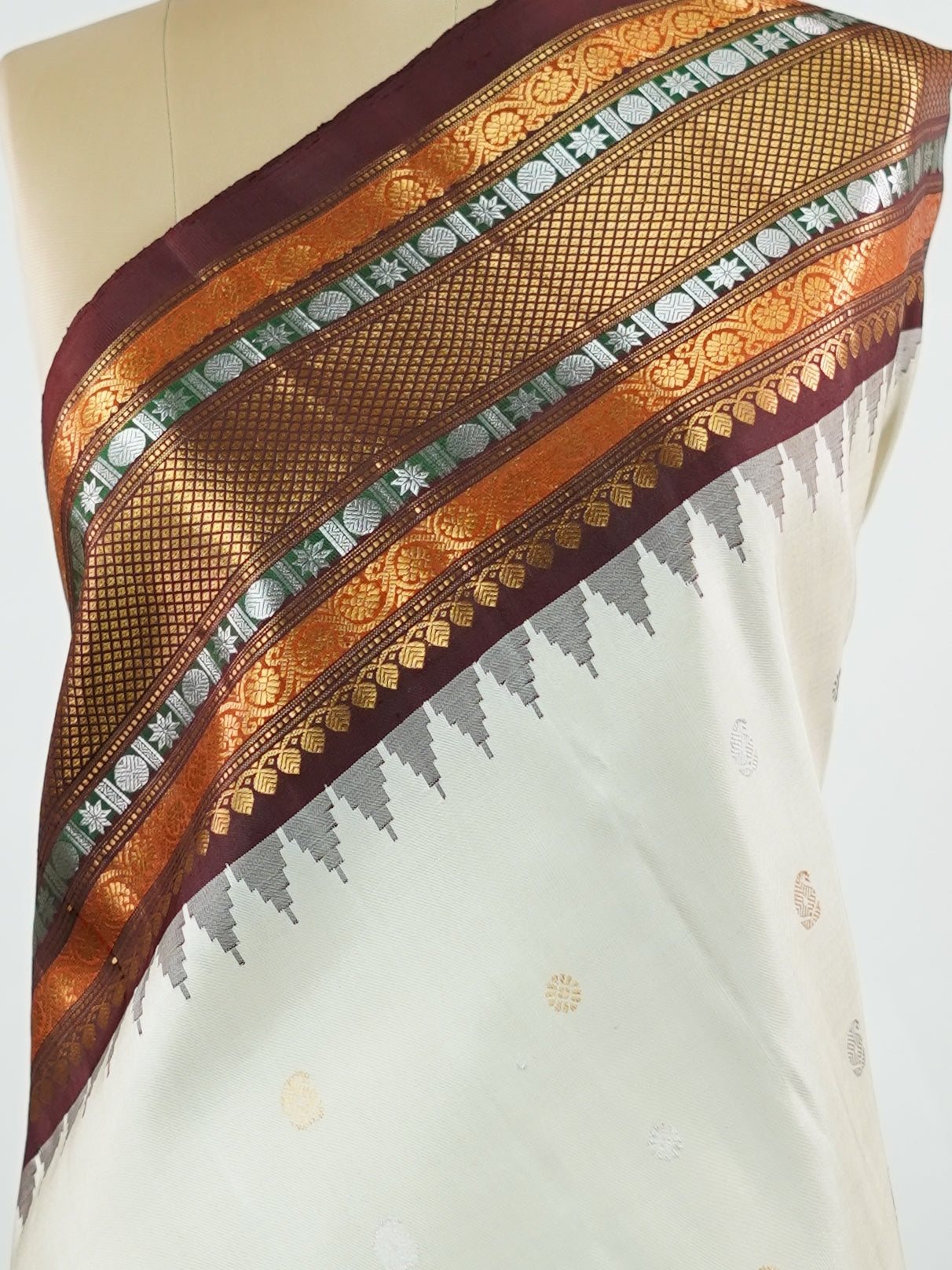 Gadwal Silk This elegant Gadwal saree features a beige body paired with a rich brown border, crafted from 100% pure silk.br
The body is adorned with subtle zari buttis, adding delicate shimmer and charm.br
Finished with a bold, wide border, it showcases the classic handloom artistry of Gadwal weaving. Parvathipriya - Gadwal  saree - Manoranjitham Weaves - Handloom Store