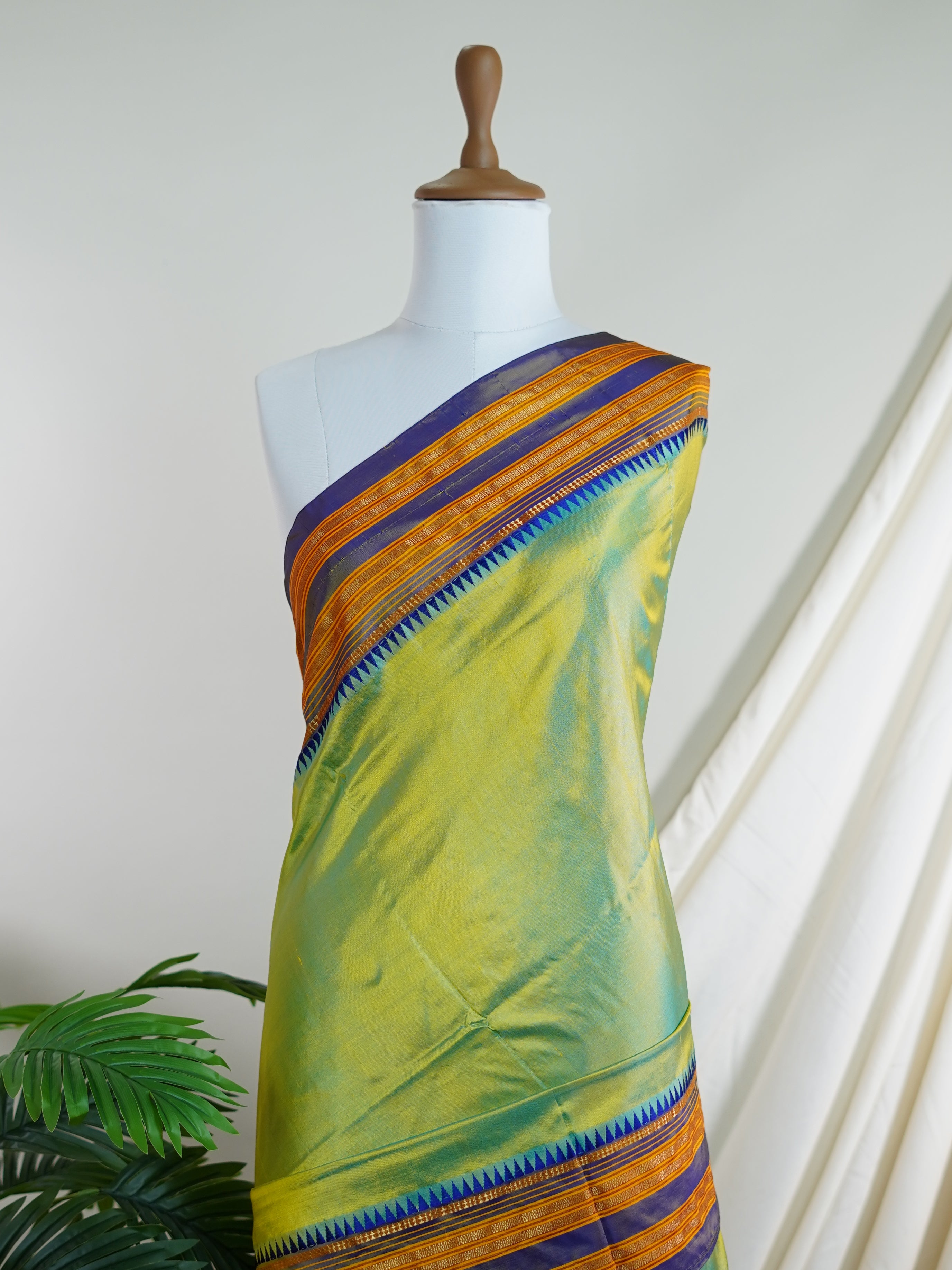 Narayanpet Green 100% Pure Silk  - Manoranjitham Weaves - Handloom Store