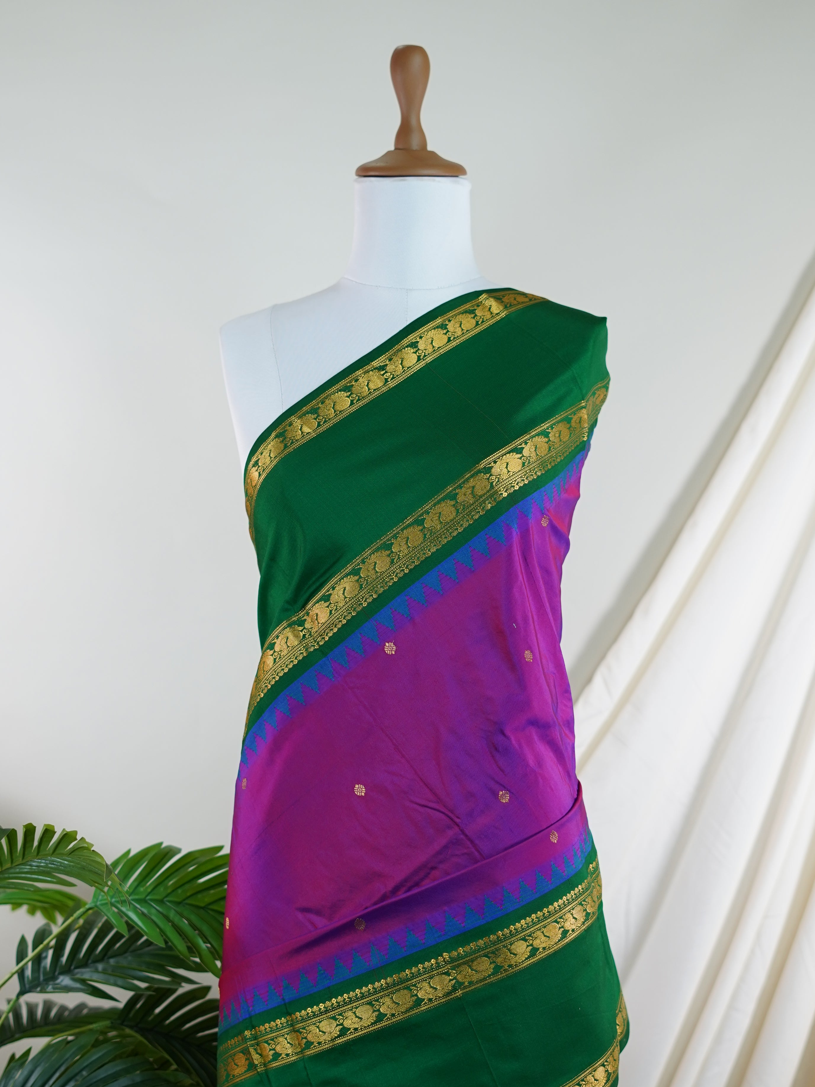 Narayanpet Megenta 100% Pure Silk  - Manoranjitham Weaves - Handloom Store