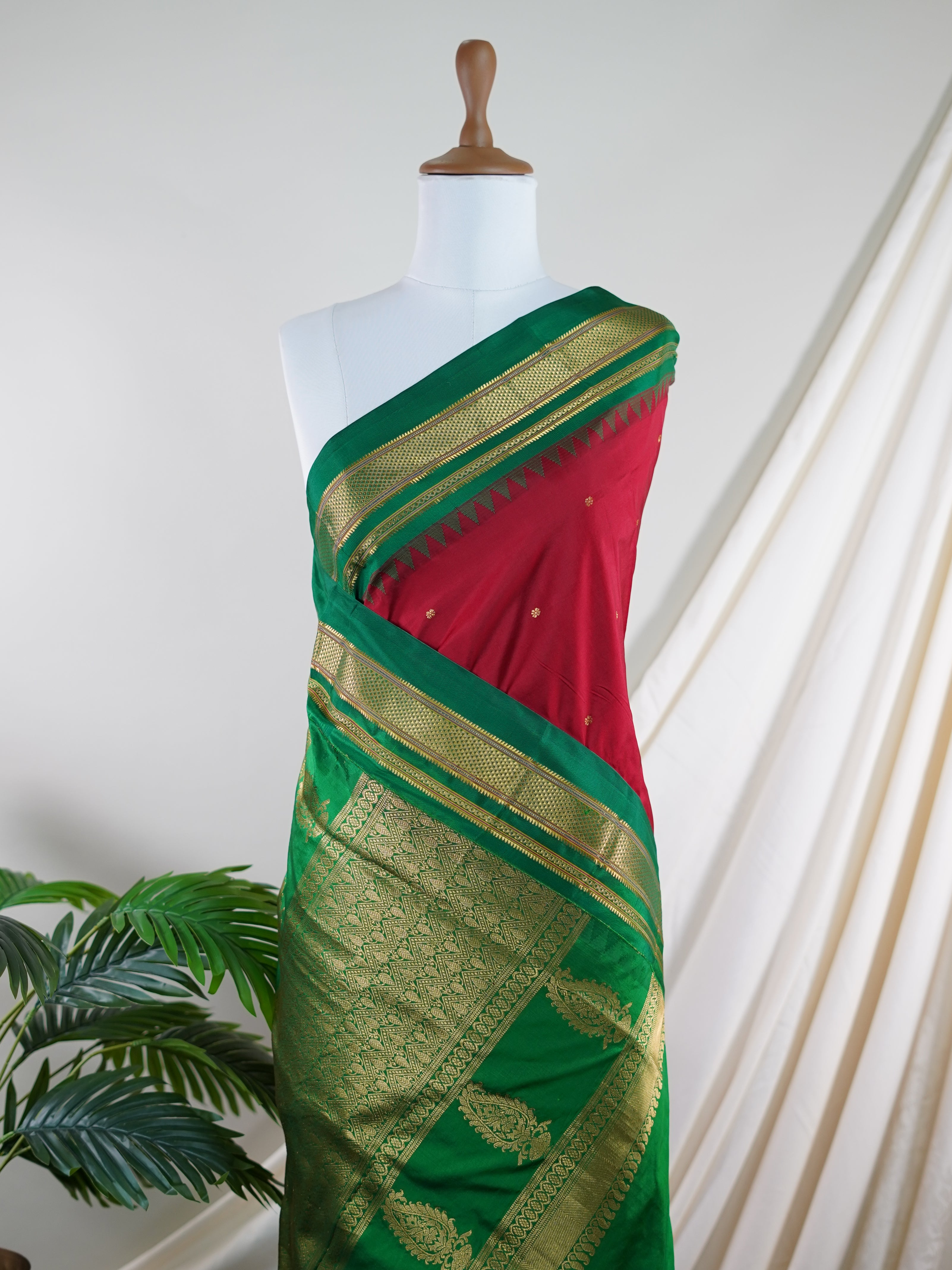 Narayanpet Maroon 100% Pure Silk  - Manoranjitham Weaves - Handloom Store