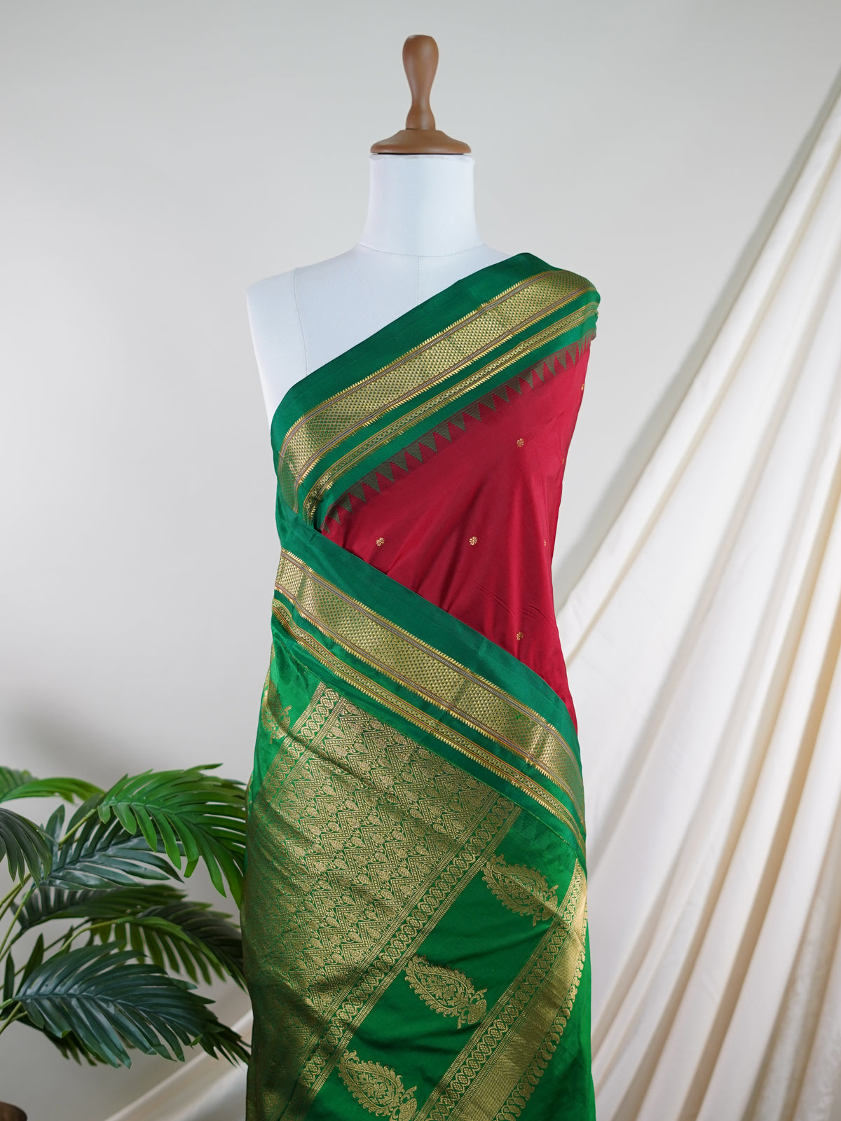 Narayanpet Maroon 100% Pure Silk  - Manoranjitham Weaves - Handloom Store