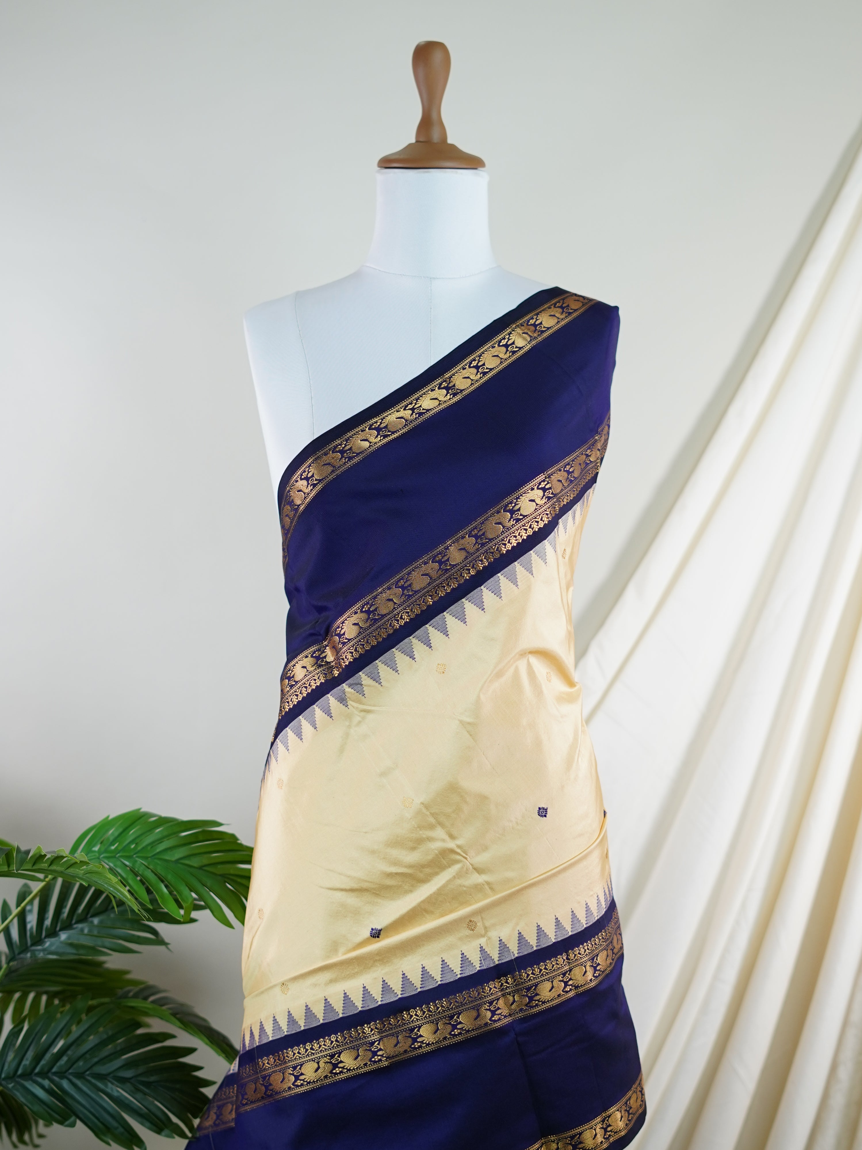 Narayanpet Cream 100% Pure Silk  - Manoranjitham Weaves - Handloom Store