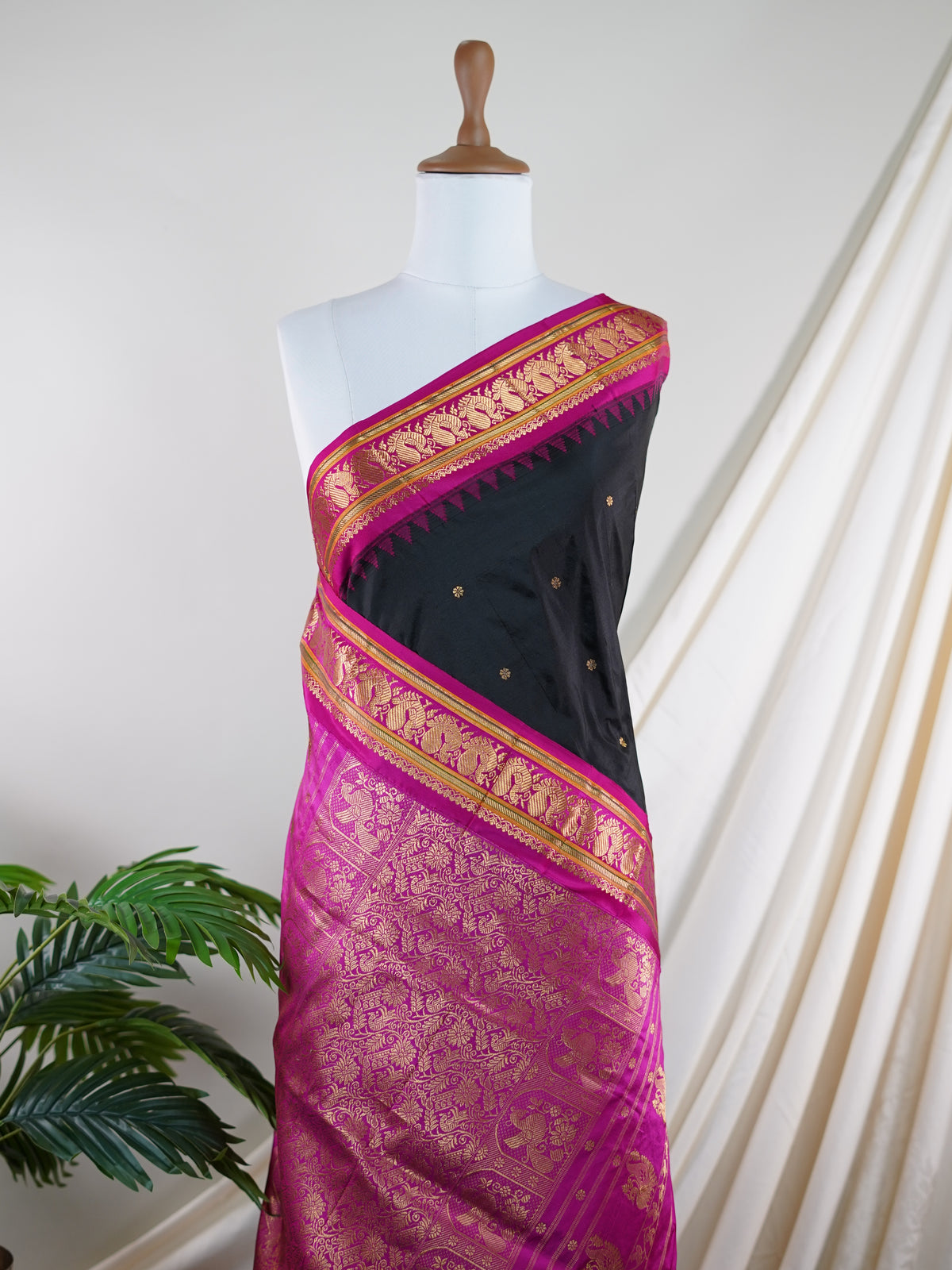 Narayanpet Black 100% Pure Silk  - Manoranjitham Weaves - Handloom Store