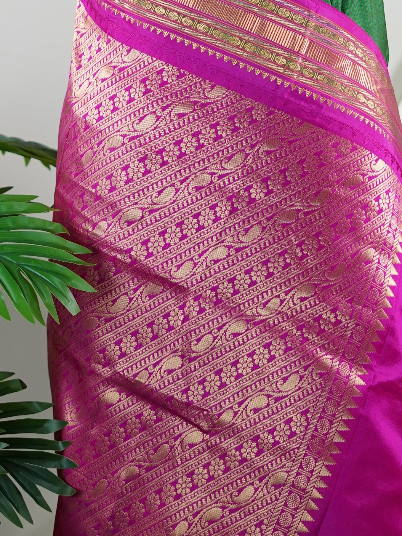 Narayanpet Green 100% Pure Silk  - Manoranjitham Weaves - Handloom Store