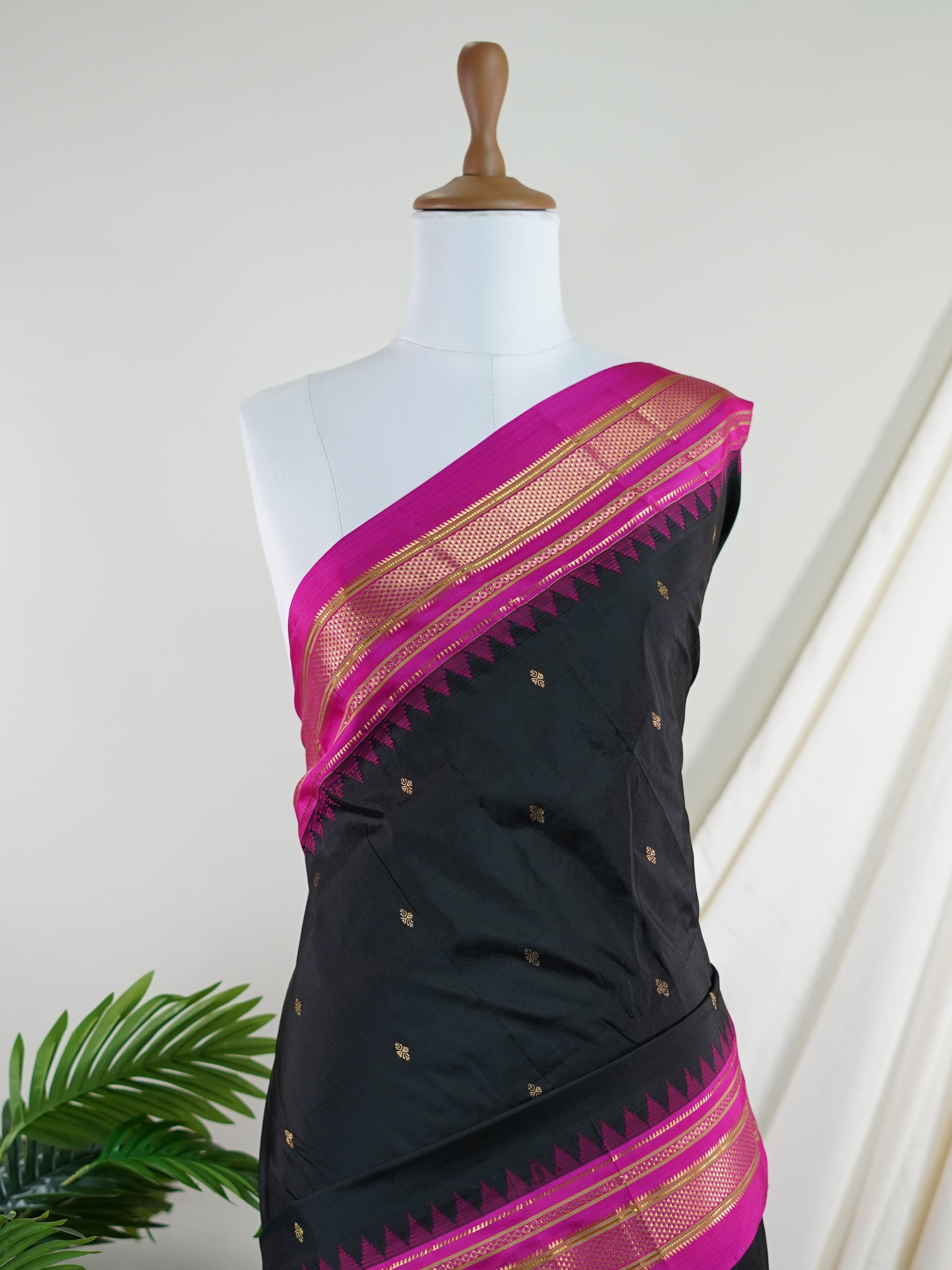 Narayanpet Black 100% Pure Silk  - Manoranjitham Weaves - Handloom Store