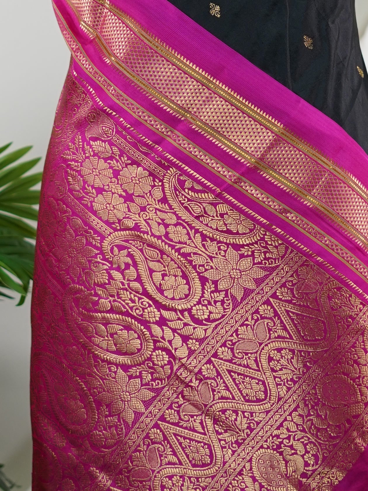 Narayanpet Black 100% Pure Silk  - Manoranjitham Weaves - Handloom Store