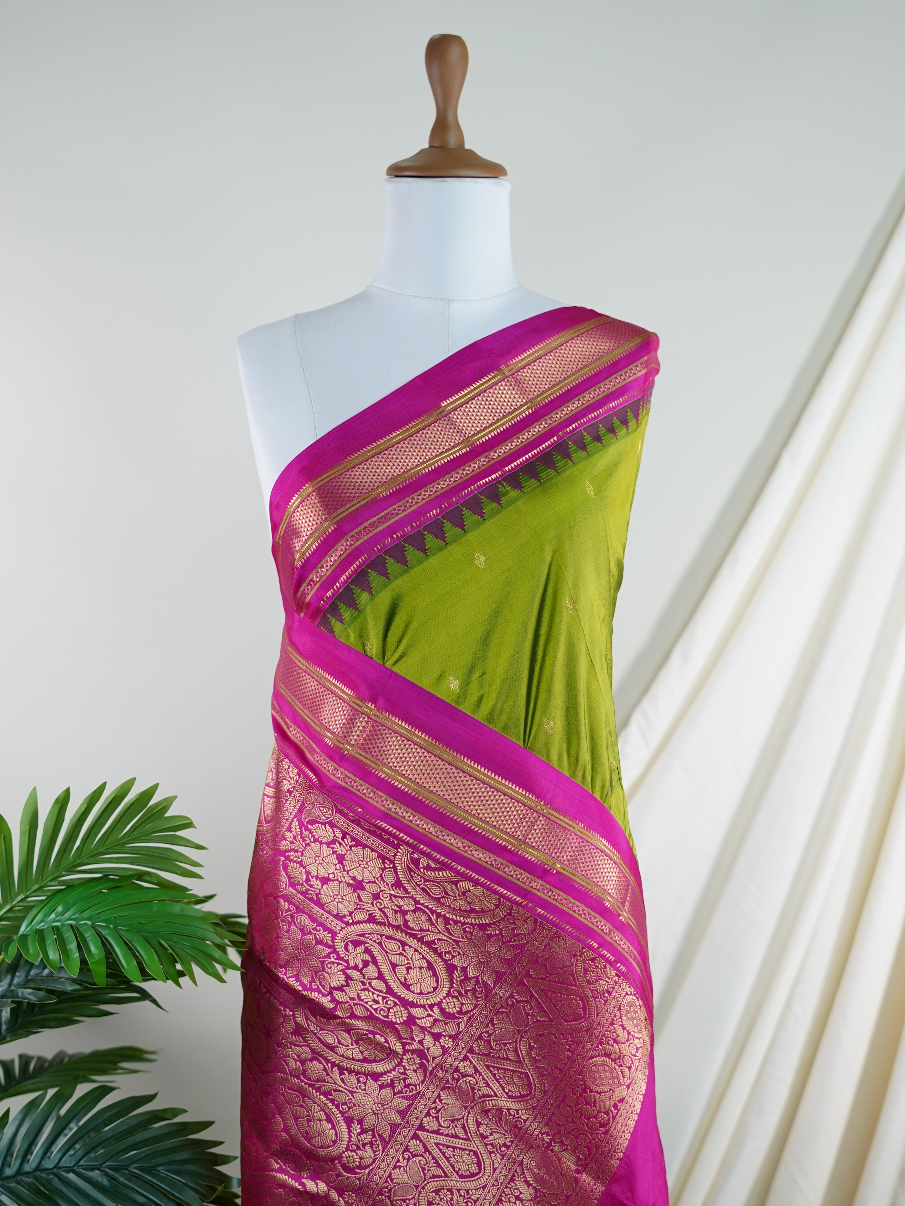 Narayanpet Green 100% Pure Silk  - Manoranjitham Weaves - Handloom Store