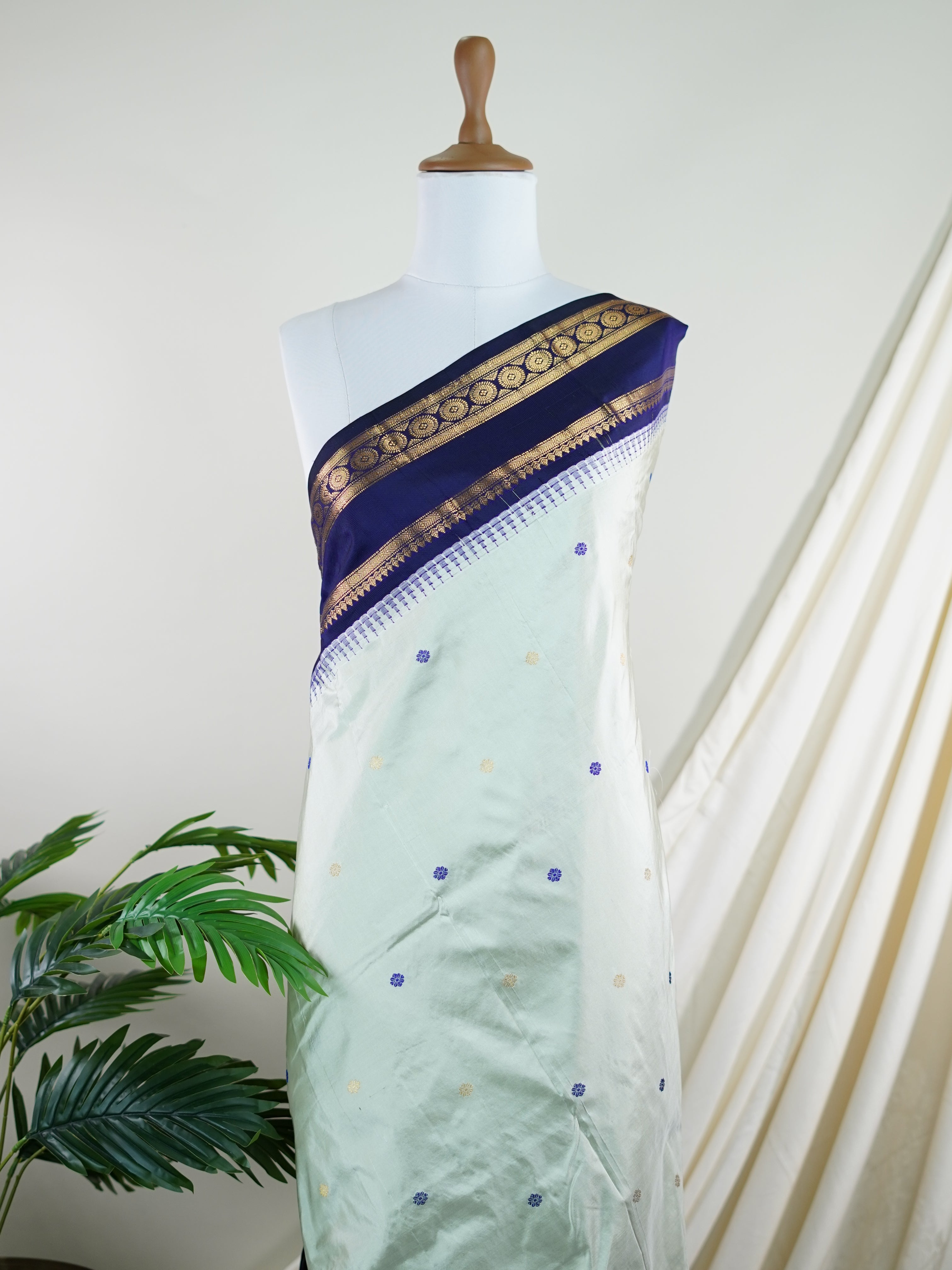 Narayanpet Grey 100% Pure Silk  - Manoranjitham Weaves - Handloom Store