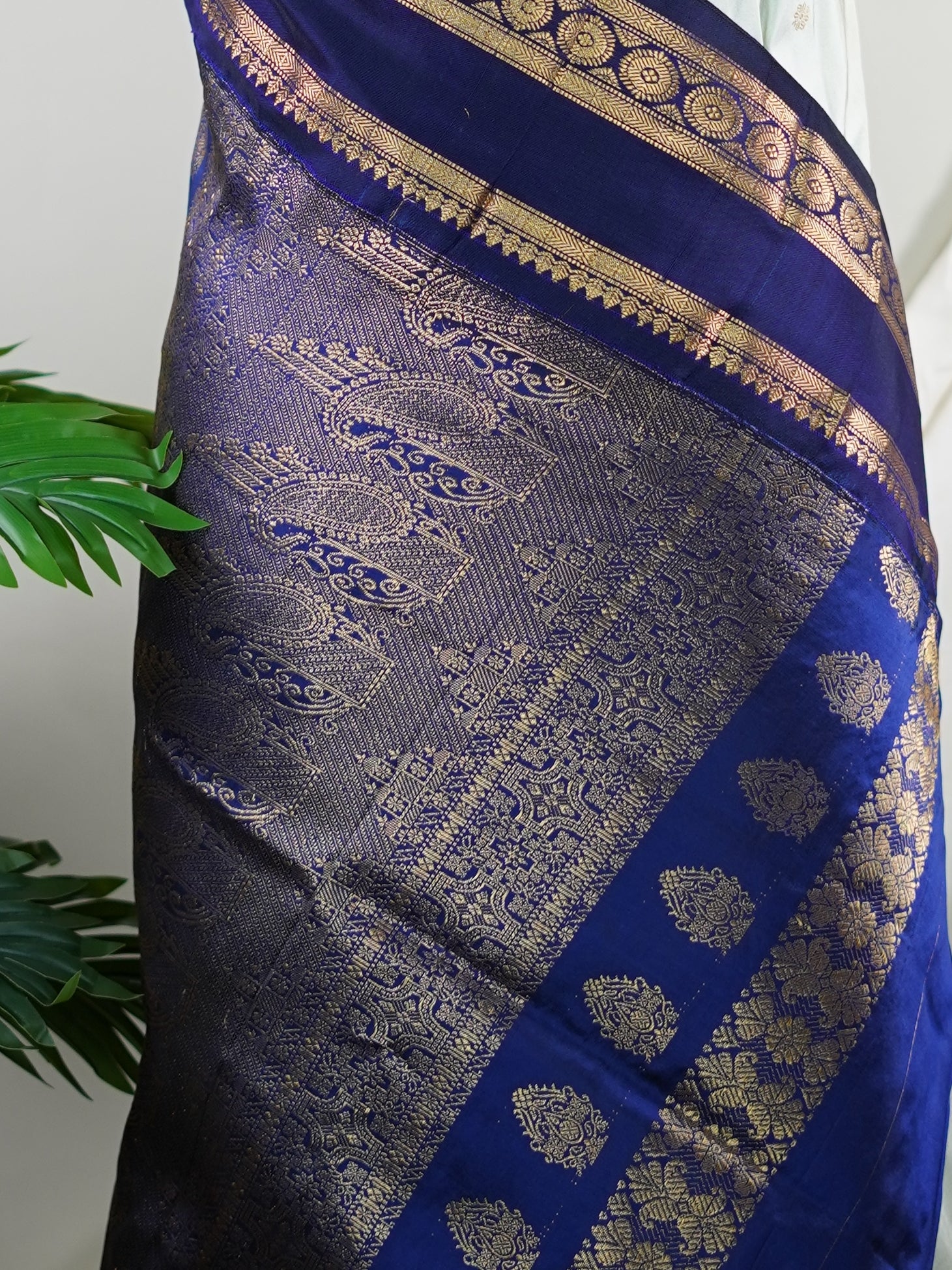 Narayanpet Grey 100% Pure Silk  - Manoranjitham Weaves - Handloom Store
