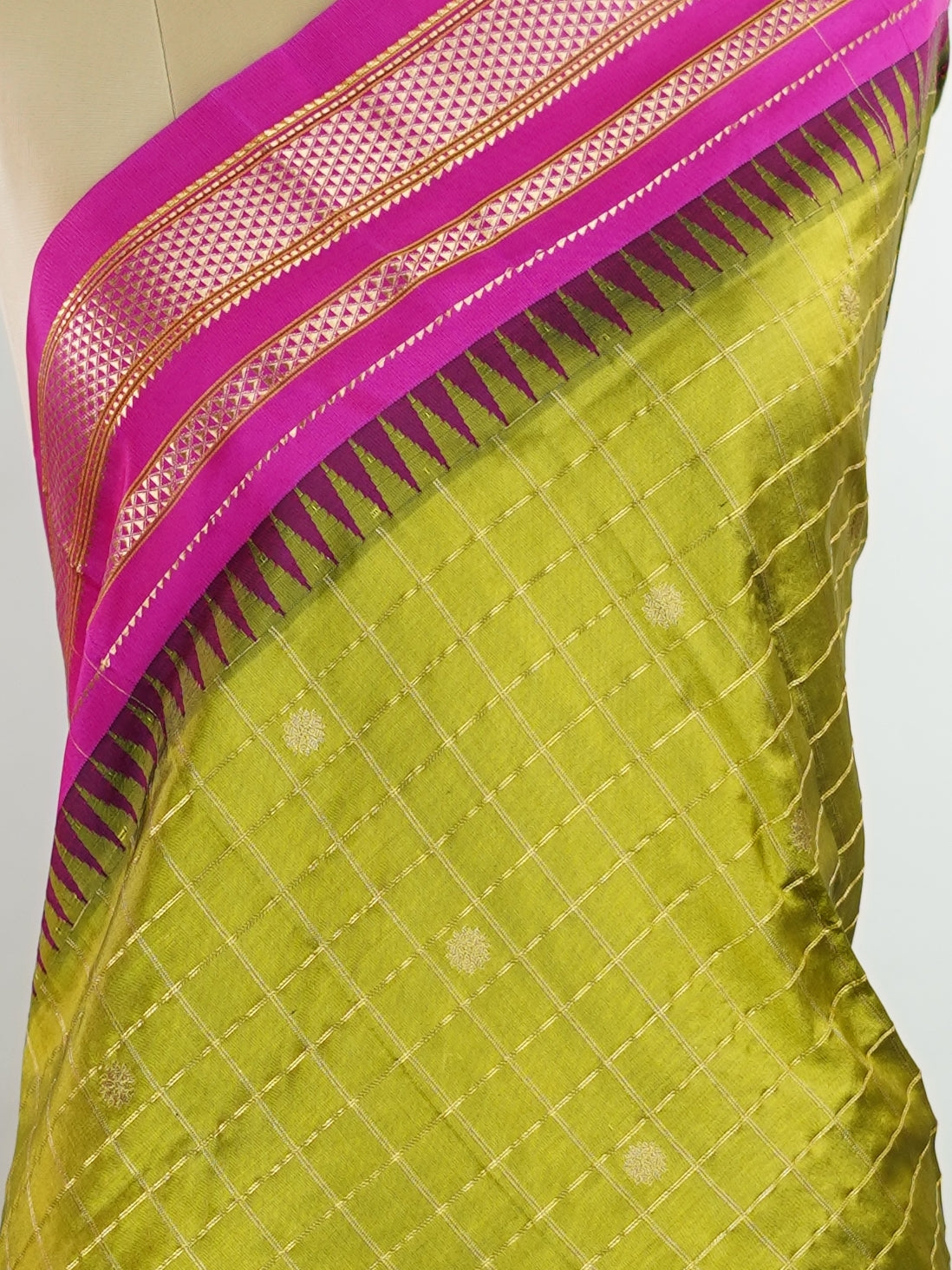 Narayanpet Narayanpet sarees with checks and buttis showcase a perfect blend of tradition and simplicity, featuring intricate motifs woven over classic check patterns.
Their vibrant colors and fine craftsmanship make them elegant choices for any occasion.
 Chandravadana - Manoranjitham Weaves - Handloom Store