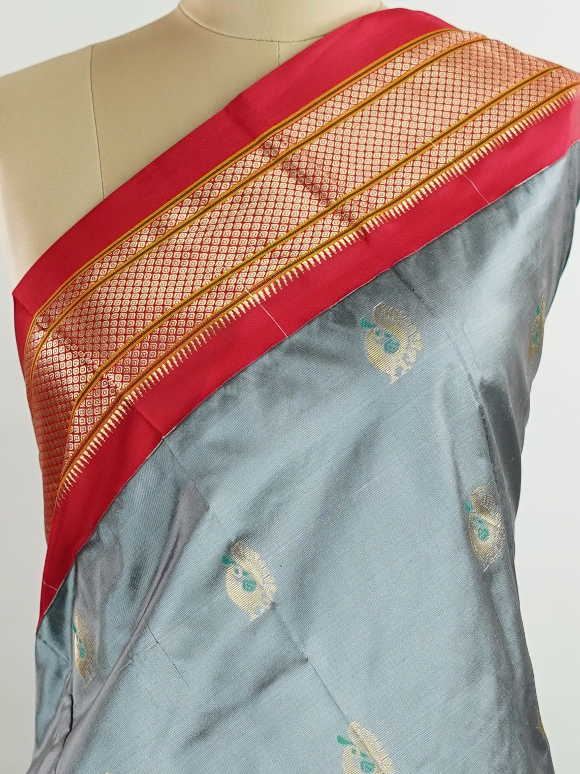Narayanpet Narayanpet sarees feature elegant plain bodies adorned with delicate buttas, complemented by rich Paithani-style pallus.
These sarees beautifully combine simplicity and tradition, showcasing the perfect harmony of Narayanpet weaving and Paithani artistry. Tripura Bhairavi - Manoranjitham Weaves - Handloom Store