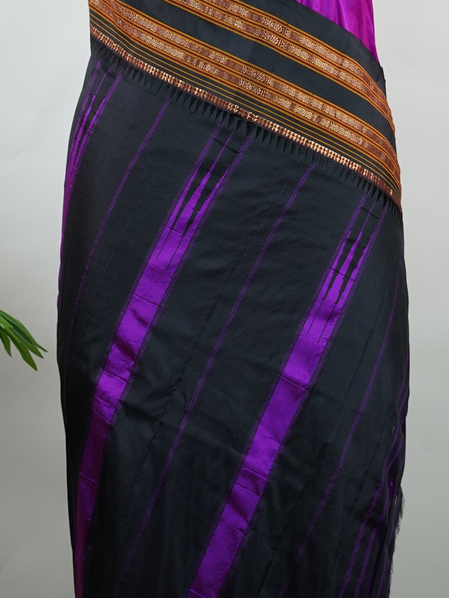 Narayanpet Narayanpet plain sarees are known for their elegant simplicity, featuring rich cotton or silk textures with contrasting borders.
They beautifully blend traditional craftsmanship with everyday comfort, making them perfect for both casual and festive wear. Mahika - Manoranjitham Weaves - Handloom Store