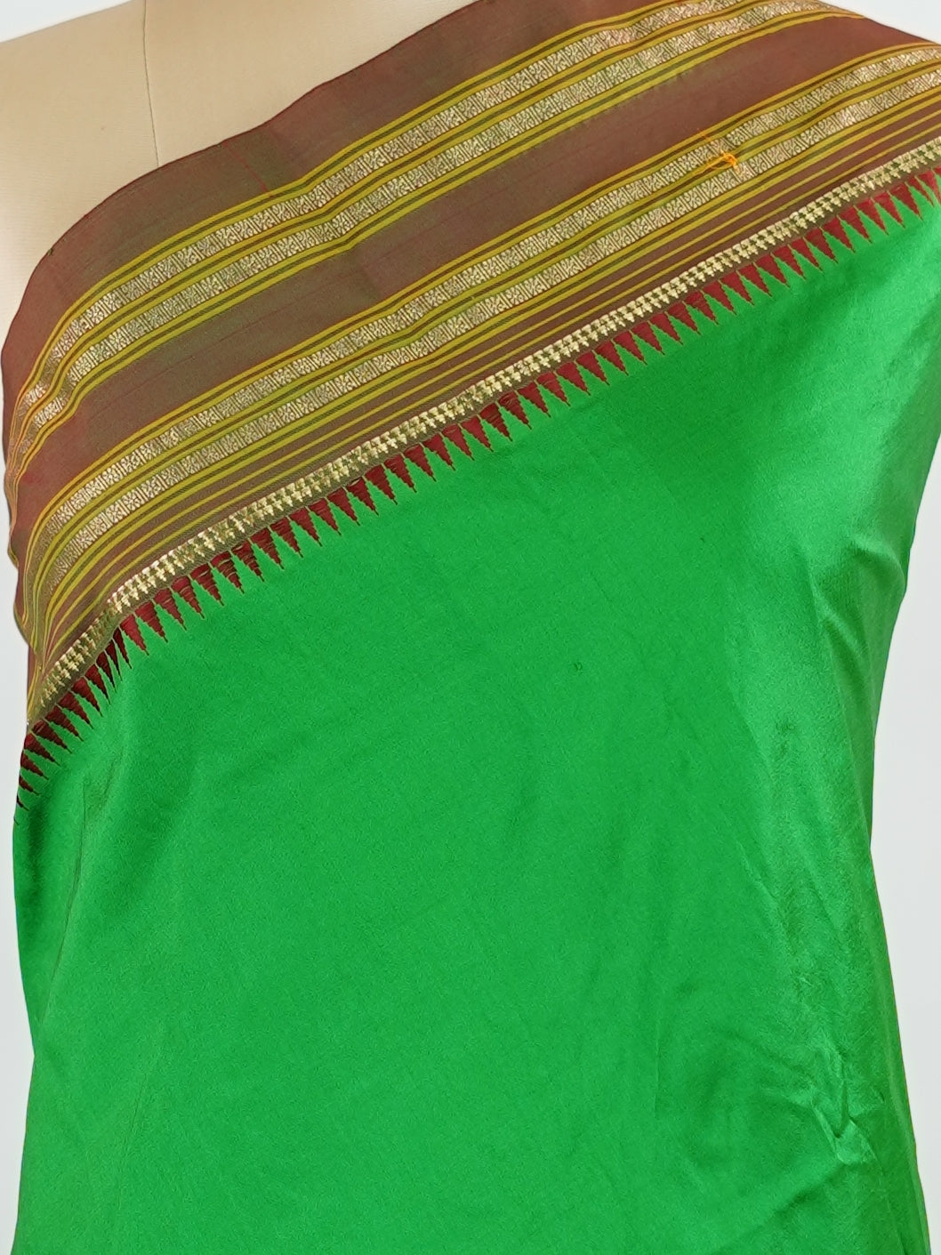 Narayanpet Narayanpet plain sarees are known for their elegant simplicity, featuring rich cotton or silk textures with contrasting borders.
They beautifully blend traditional craftsmanship with everyday comfort, making them perfect for both casual and festive wear. Pranitha - Manoranjitham Weaves - Handloom Store