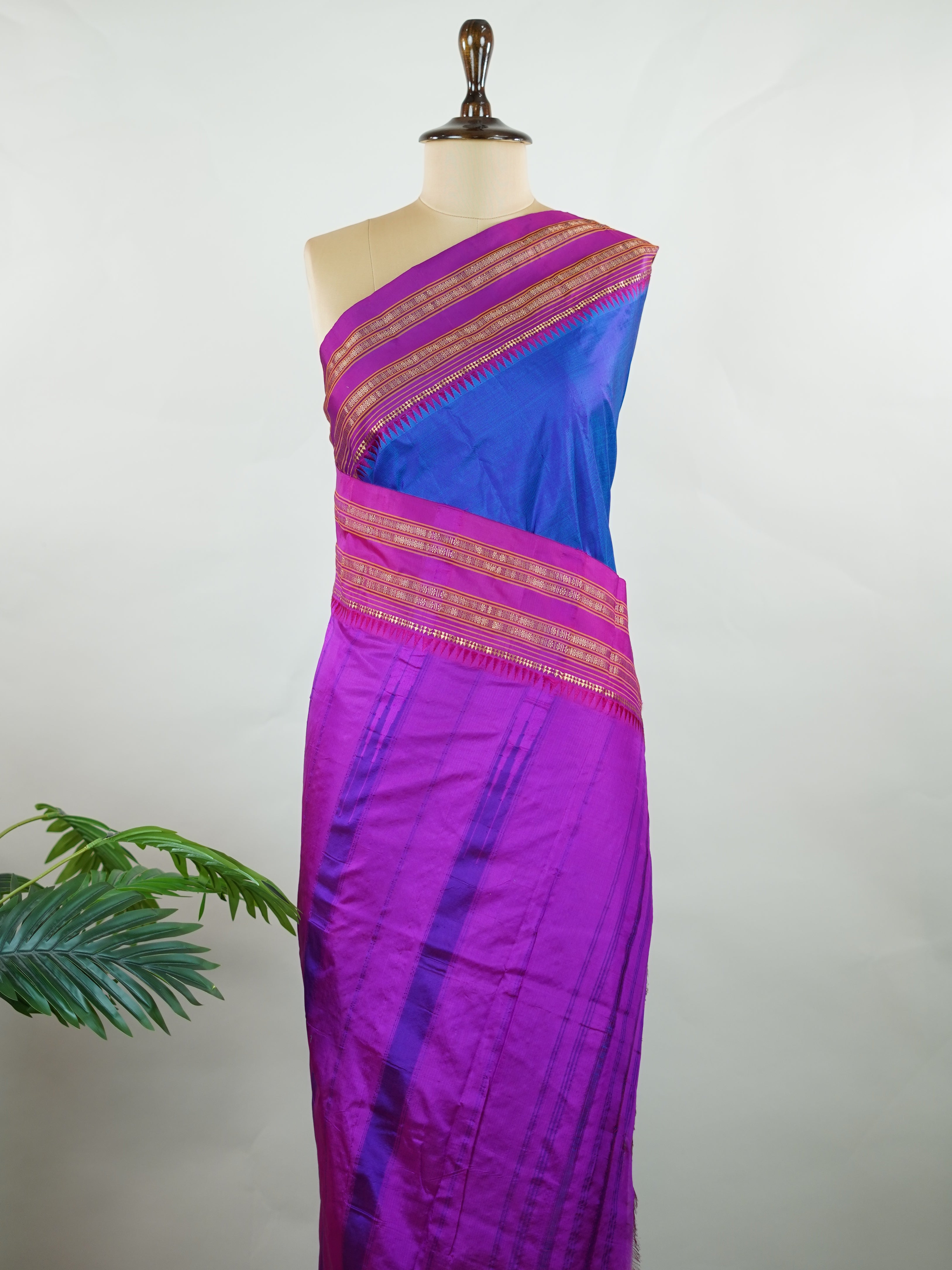 Narayanpet Narayanpet plain sarees are known for their elegant simplicity, featuring rich cotton or silk textures with contrasting borders.
They beautifully blend traditional craftsmanship with everyday comfort, making them perfect for both casual and festive wear. Parinitha - Manoranjitham Weaves - Handloom Store
